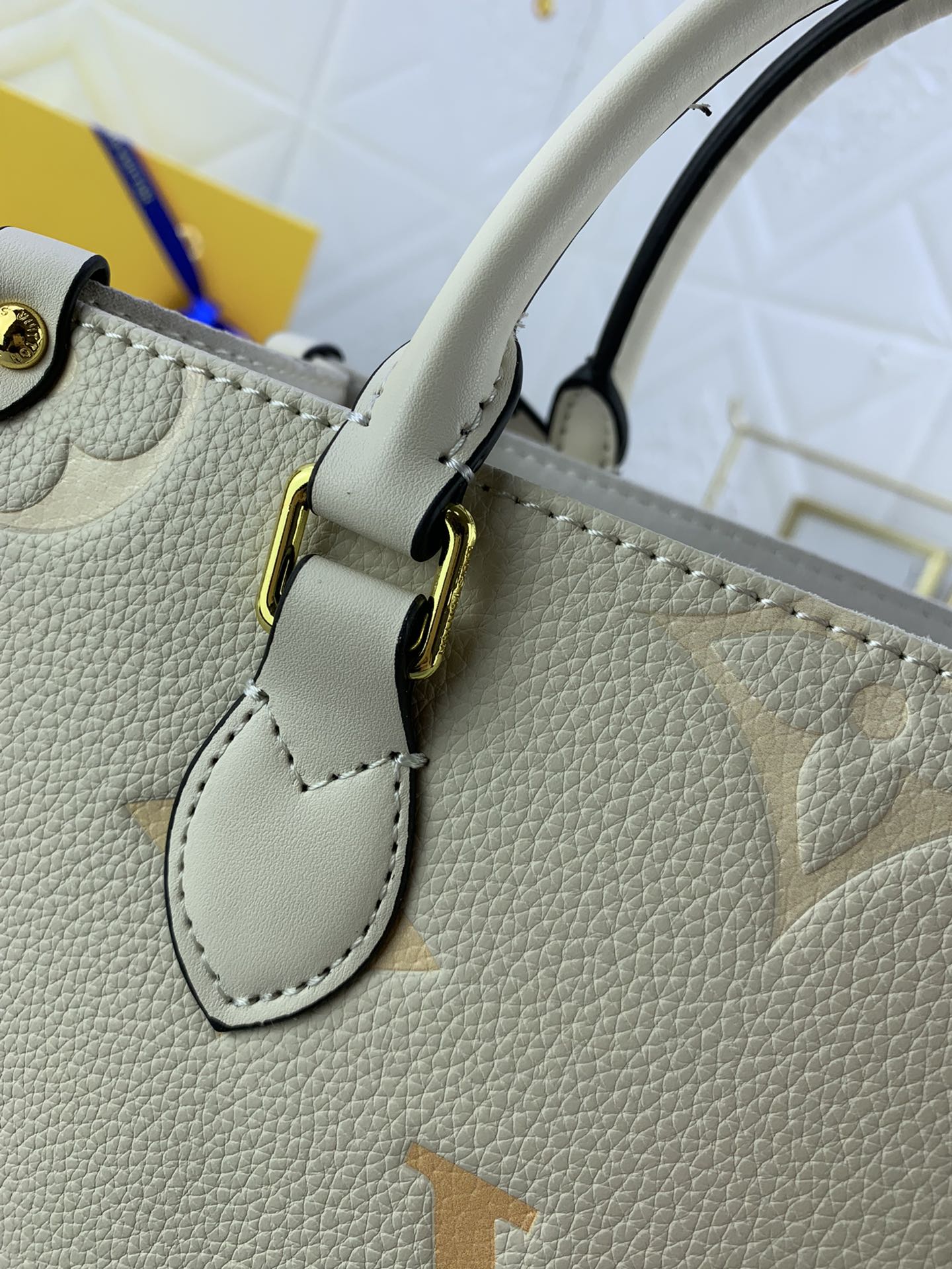 290 M45659 本款 OnTheGo 小号手袋以柔软 Monogram Empreinte 皮革塑造玲珑构型