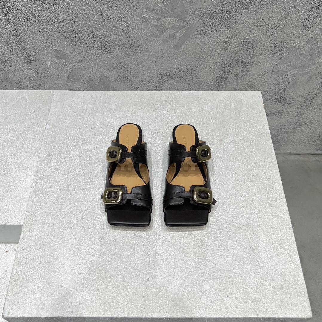 Bottega Veneta sandales à talons à bout carré en cuir de mouton avec double boucle