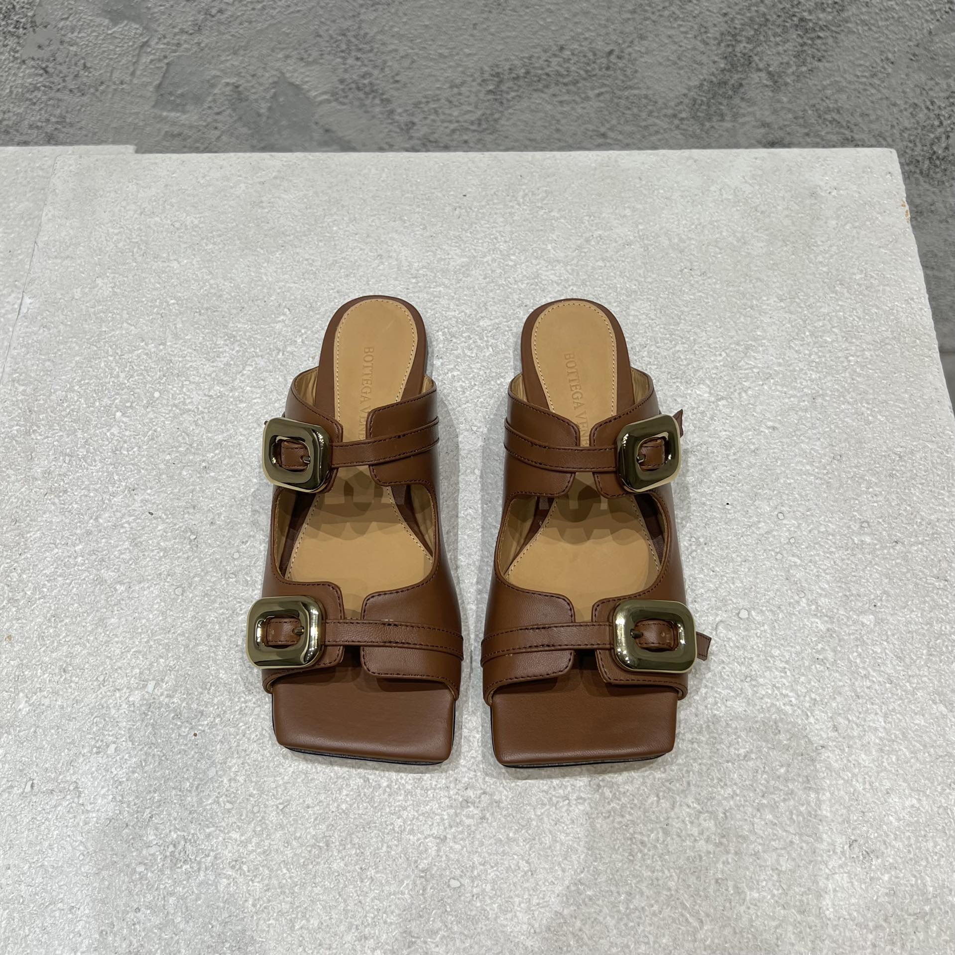 Bottega Veneta sandales à bout carré en agneau avec double boucle