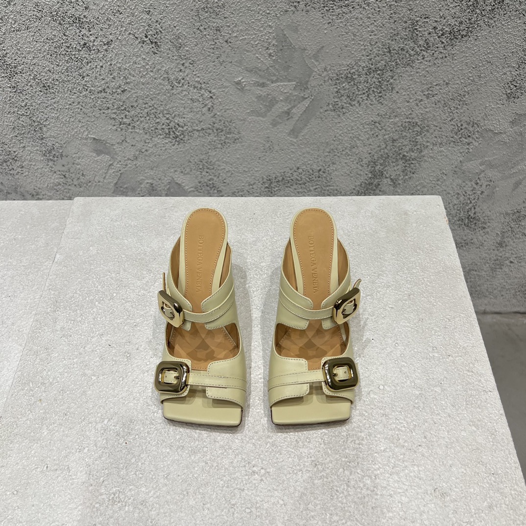 Bottega Veneta sandales à talons bout carré cuir d'agneau blanc cassé