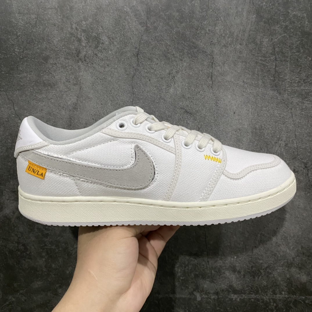 【Top版本】Union x Air Jordan 1 KO Low White低帮复古篮球鞋 白色换勾 DO8912-101n鞋面采用白色帆布结构 Swoosh、内衬、鞋跟上的Wings品牌以及橡胶外底均采用中性灰色呈现 其他细节包括脚趾和舌头的覆盖缝合处的大学金色 以及脚踝外侧的标志性“UN/LA”图案 饰面细节包括可互换Swoosh标志、橡胶中底和联名包装SIZE：36 36.5 37.5 38 38.5 39 40 40.5 41 42 42.5 43 44 44.5 45-莆田鞋批发中心