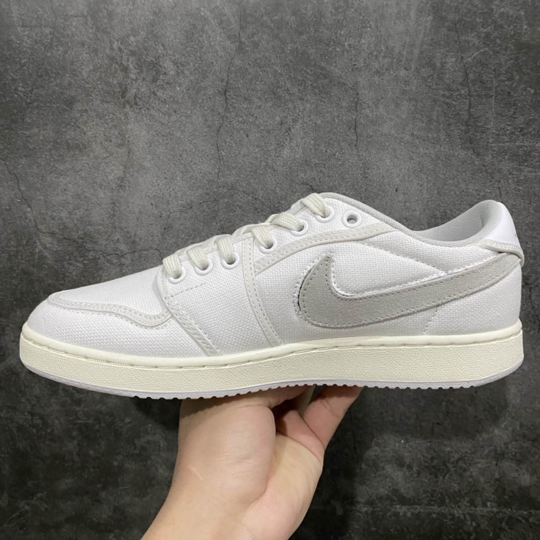 图片[2]-【Top版本】Union x Air Jordan 1 KO Low White低帮复古篮球鞋 白色换勾 DO8912-101n鞋面采用白色帆布结构 Swoosh、内衬、鞋跟上的Wings品牌以及橡胶外底均采用中性灰色呈现 其他细节包括脚趾和舌头的覆盖缝合处的大学金色 以及脚踝外侧的标志性“UN/LA”图案 饰面细节包括可互换Swoosh标志、橡胶中底和联名包装SIZE：36 36.5 37.5 38 38.5 39 40 40.5 41 42 42.5 43 44 44.5 45-莆田鞋批发中心