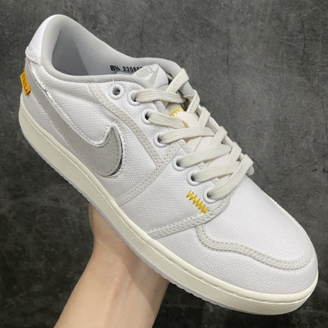 图片[3]-【Top版本】Union x Air Jordan 1 KO Low White低帮复古篮球鞋 白色换勾 DO8912-101n鞋面采用白色帆布结构 Swoosh、内衬、鞋跟上的Wings品牌以及橡胶外底均采用中性灰色呈现 其他细节包括脚趾和舌头的覆盖缝合处的大学金色 以及脚踝外侧的标志性“UN/LA”图案 饰面细节包括可互换Swoosh标志、橡胶中底和联名包装SIZE：36 36.5 37.5 38 38.5 39 40 40.5 41 42 42.5 43 44 44.5 45-莆田鞋批发中心