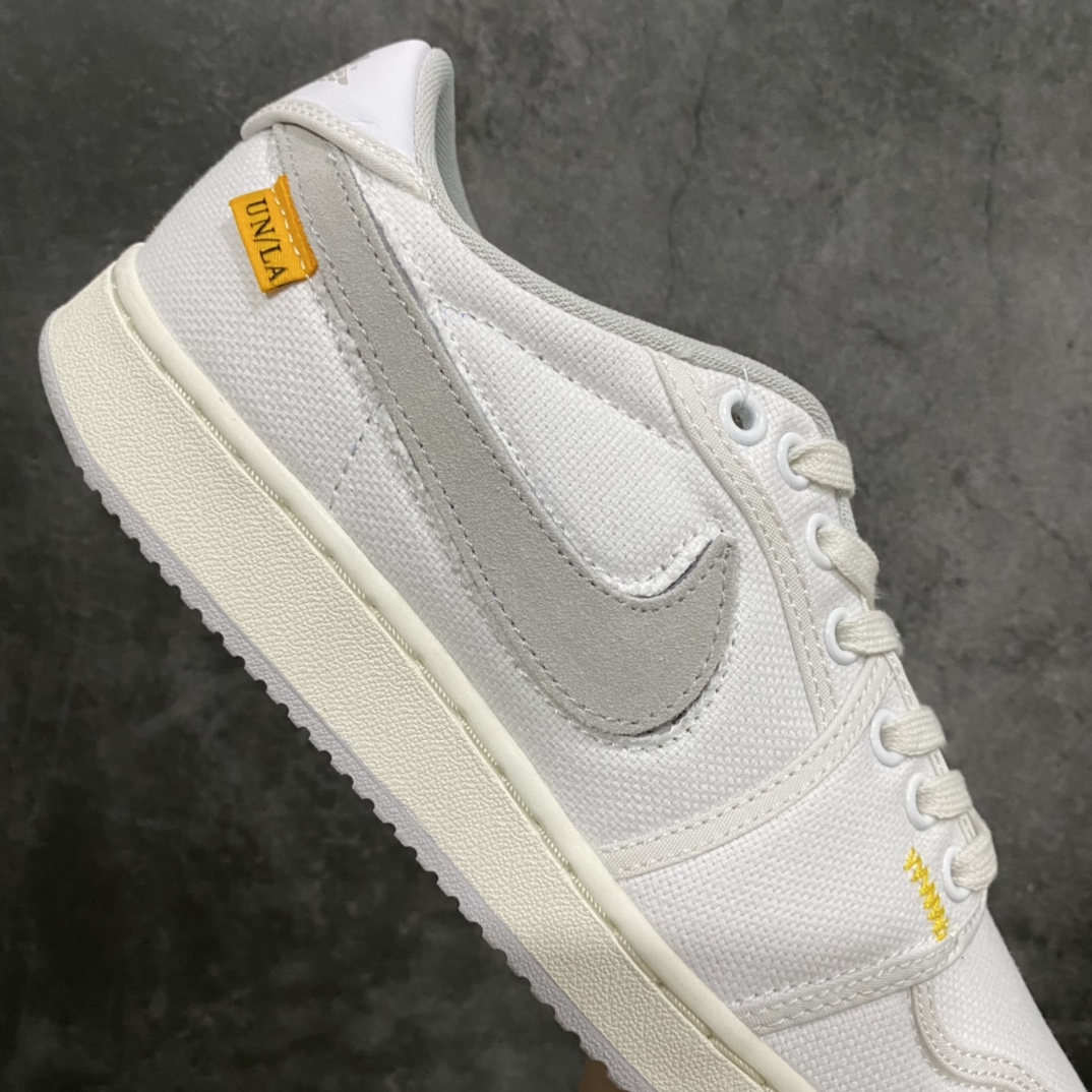 图片[7]-【Top版本】Union x Air Jordan 1 KO Low White低帮复古篮球鞋 白色换勾 DO8912-101n鞋面采用白色帆布结构 Swoosh、内衬、鞋跟上的Wings品牌以及橡胶外底均采用中性灰色呈现 其他细节包括脚趾和舌头的覆盖缝合处的大学金色 以及脚踝外侧的标志性“UN/LA”图案 饰面细节包括可互换Swoosh标志、橡胶中底和联名包装SIZE：36 36.5 37.5 38 38.5 39 40 40.5 41 42 42.5 43 44 44.5 45-莆田鞋批发中心