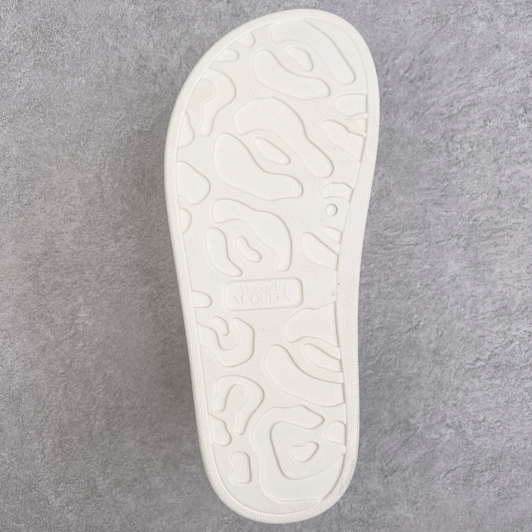 图片[9]-＃纯原福利 Alexander McQueen 亚力山大·麦昆 套穿平低时尚拖鞋 单色400双男鞋 放心冲 官网同步 各大平台官网同步发售 原版1：1开模 面料进口TPU 原版耐黄大底 防水 防滑 立体Loog 全新原盒包装 配件齐全 尺码：40 41 42 43 44 45-选品中心