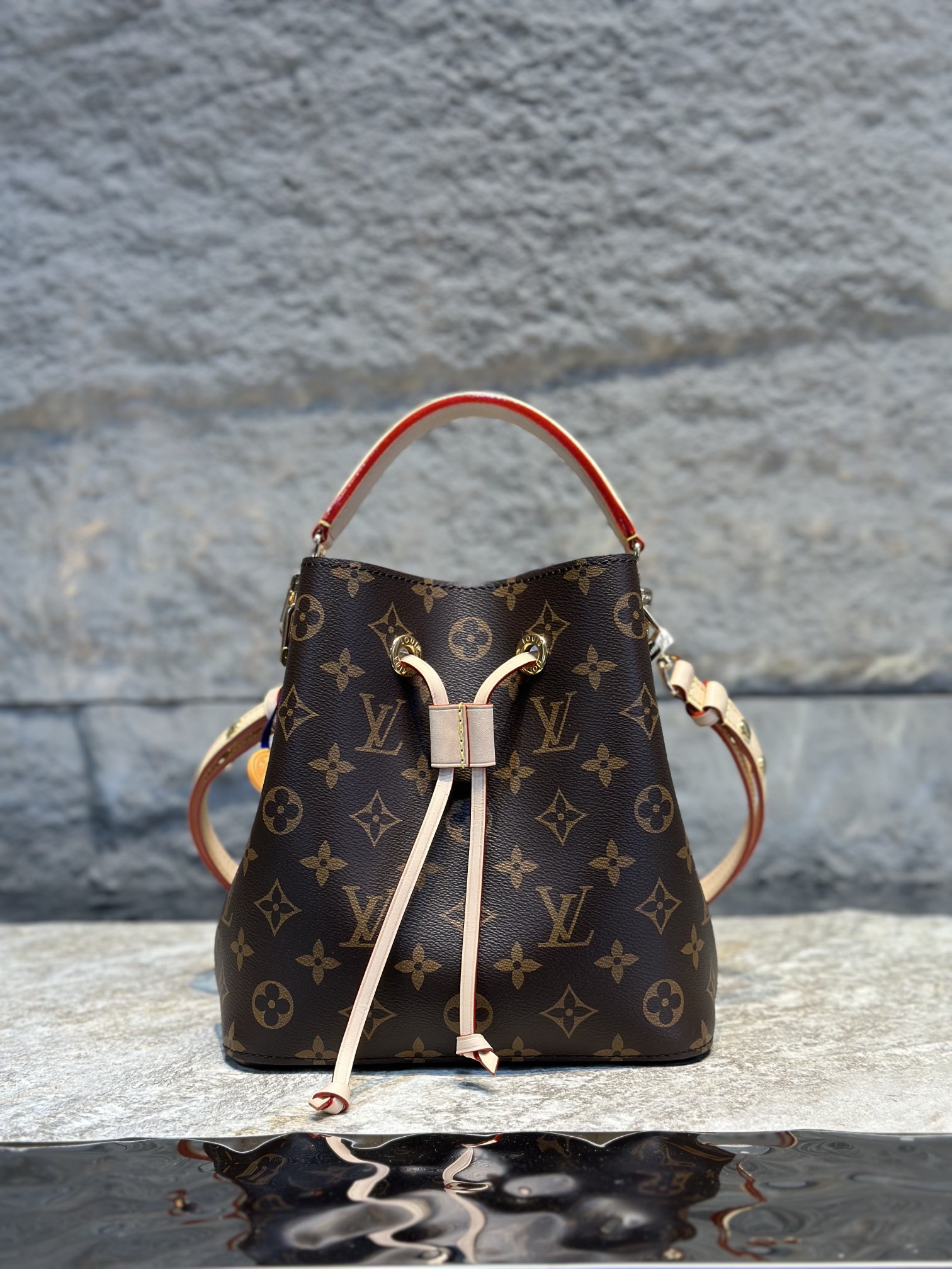 NO:176645,【Duty Free Version】 M46581 Presbyterian Mini Bucket Bag Series NONO BB Handbag Plus the Monogram canvas Neoono on BB. The house's iconic Neono reinterprets the bucket bag into a small size design. The size is 20×20×13cm.,19860909【免税版本】 M46581老花 迷你水桶包系列 NONO BB手袋 加上天然皮革材质的修饰的Monogram帆布材质的Neoono上BB.房子标志性的Neono,把水桶包重新诠释成小尺寸的设计.尺寸20×20×13cm.,,Bag