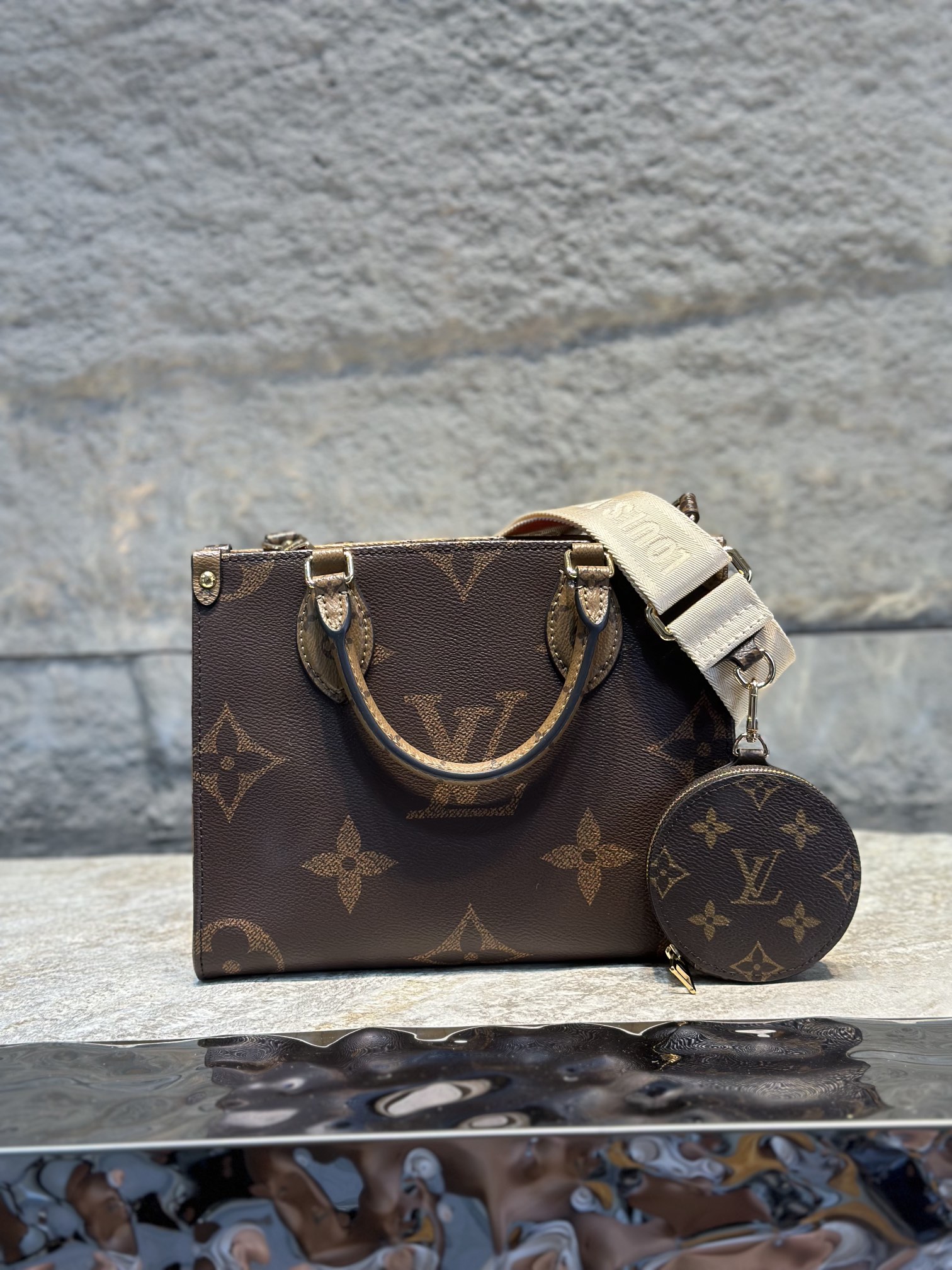 NO:176655,【Tax-free version】 M46373 This OnTheGo small handbag is made of Monogram and Monogram Reverse canvas, with Monogram Giant patterns embellished on it. The Toron handle and the jacquard woven shoulder strap decorated with brand inscription create a visual contrast. The detachable coin bag is suitable for storing change or exquisite items. It is fashionable and diverse, making it a good companion for everyday. 25.0 x 19.0 x 11.5 cm (Length x Height x Width), versace19860909【免税版本】 M46373 本款 OnTheGo 小号手袋拼合 Monogram 和 Monogram Reverse 帆布,Monogram Giant 图案点缀其上.Toron 手柄和饰有品牌铭纹的提花织纹肩带构筑视觉反差,可拆卸零钱袋适宜存放零钱或玲珑小物.时尚气韵与多样功能兼备,成就日常良伴.25.0 x 19.0 x 11.5 厘米 (长 x 高 x 宽),,versace,Bag