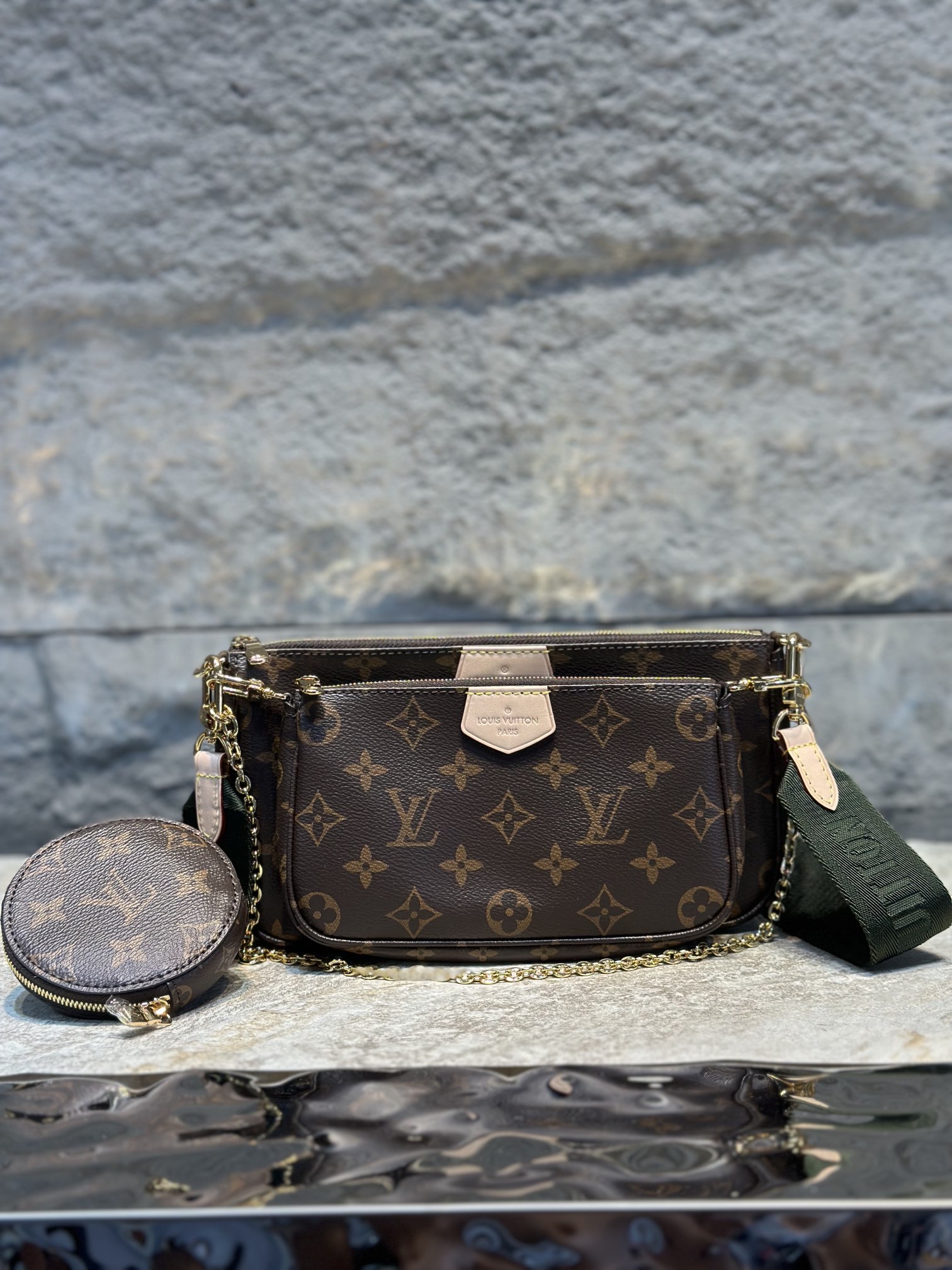 NO:176665,【Duty Free Version】M44813 Green Shoulder Strap M44840 Pink Shoulder Strap Upgraded Anti-fouling Leather Five-in-One Mahjong Bag Multi ochette Accessories Handbags with Monogram canvas to create a three-piece vibrant design, equipped with multiple pockets and compartments. Adjustable gold chain and Louis Vuitton jacquard straps provide crossbody and other carrying methods. Size large bag 25.0 × 13.0cm Small bag 20.0 × 11.0cm Round cake bag 10.0 × 10.0 cm.,,louis vuitton19860909【免税版本】M44813绿色肩带 M44840 粉色肩带 升级防污皮 五合一麻将包 Multi ochette Accessories 手袋以 Monogram 帆布构筑三件合一的活力设计,另配备多个口袋和隔层.可调节金色链条与路易威登铭纹提花肩带提供斜挎等多种背携方式.尺寸大包25.0 × 13.0cm 小包20.0 × 11.0cm 圆饼包10.0 × 10.0cm.,,louis vuitton,Bag