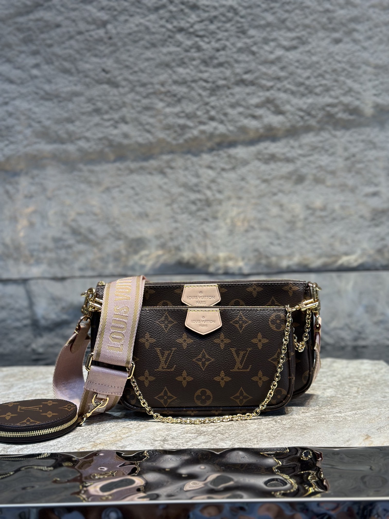 NO:176626,【Duty Free Version】M44840 Pink Strap M44813 Green Strap Upgraded Anti-fouling Leather Five-in-One Mahjong Bag Multi ochette Accessories Handbags with Monogram canvas to create a three-piece vibrant design, equipped with multiple pockets and compartments. Adjustable gold chain and Louis Vuitton jacquard straps provide crossbody and other carrying methods. Size large bag 25.0 × 13.0cm Small bag 20.0 × 11.0cm Round cake bag 10.0 × 10.0 cm. Serial number 00520,,louis vuitton19860909【免税版本】M44840 粉色肩带 M44813绿色肩带 升级防污皮 五合一麻将包 Multi ochette Accessories 手袋以 Monogram 帆布构筑三件合一的活力设计,另配备多个口袋和隔层.可调节金色链条与路易威登铭纹提花肩带提供斜挎等多种背携方式.尺寸大包25.0 × 13.0cm 小包20.0 × 11.0cm 圆饼包10.0 × 10.0cm. 序列号 00520,,louis vuitton,Bag