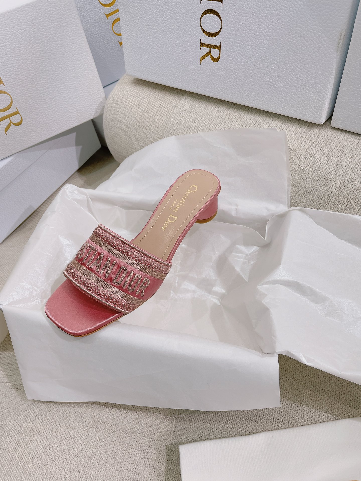 NO:264163,New [Peony Pink] Dio* CD..Classic Silk Square-toe Dway Metallic Jacquard Letter Embroidery Christian Cylindrical Heel Low Heel Sandals. The original version is the highest version. ZP comparison is welcome to compare. This Dway mulberry silk cotton jacquard strap sandals incorporates modern style to reinterpret classic items. It is carefully crafted from various satin, embroidered with metallic gloss thread, and the upper is embroidered with Christian D Paris logo embroidered with square toe to highlight the fashionable style. The 3.5 cm cylindrical heel design makes it more exquisite and fashionable. Upper cotton embroidered upper inner insole sheepskin lining sole genuine leather outsole size 35-39 (size 40 can be customized without return) color Xi pink, peony pink, cream white, golden yellow, high-end black, haze gray  Heel height 3.5 cm, complete with CD box, high-end packaging, slippers, dior, slippers, sheepskin, real silk, Leather soles19860909上新【牡丹粉】Dio* CD ..经典真丝方头Dway金属光泽提花字母刺绣Christian圆柱跟低跟凉拖鞋  原单最高版本,ZP对比做货欢迎任意对比  这款 Dway 桑蚕丝棉质提花带跟凉拖鞋融入现代风格重新诠释经典单品.采用各色缎面精心制作,饰以金属光泽线刺绣,鞋面饰以 Christian D Paris 标志刺绣,搭配方形鞋头彰显时髦风范.3.5 厘米圆柱形鞋跟设计,更显精致时尚.  鞋面棉质刺绣鞋面  内里鞋垫羊皮内里 鞋底真皮大底  size35-39码（40码可定制不退换）  color曦粉色,牡丹粉色,奶油白,金黄色,高端黑色,雾霾灰色  跟高3.5厘米  配CD盒子全套高端包装,拖鞋,dior,slippers,sheepskin,real silk,Leather soles,Women's Shoes