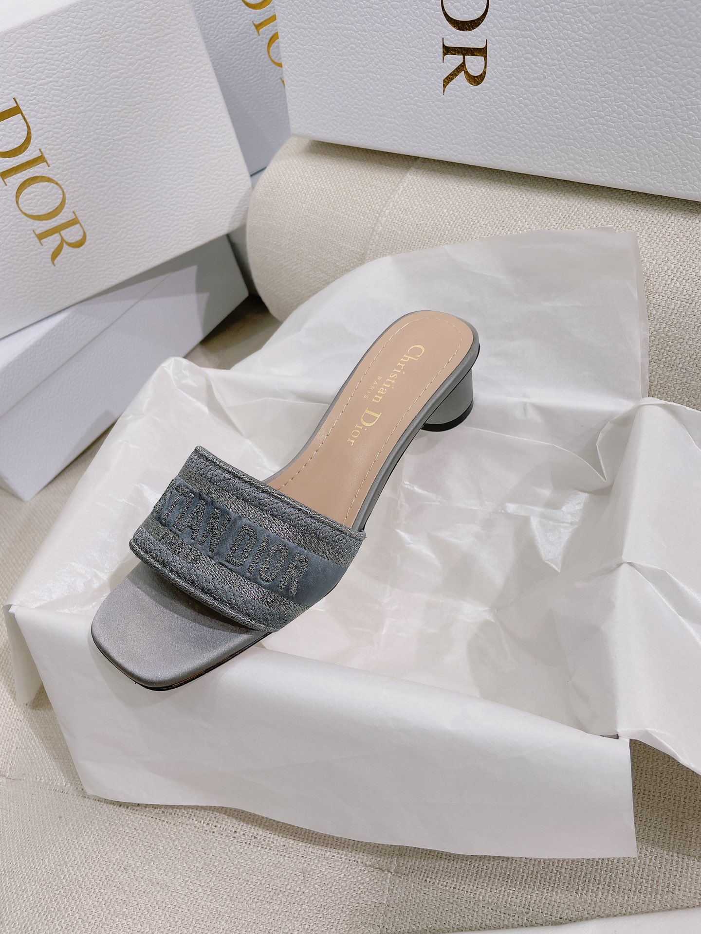 NO:264147,New [Haze Grey] Dio* CD..Classic Silk Square-toe Dway Metallic Gloss Jacquard Letter Embroidery Christian Cylindrical Heel Low Heel Sandals. The original version is the highest version. ZP comparison is welcome to compare. This Dway mulberry silk cotton jacquard strap sandals incorporates modern style to reinterpret classic items. It is carefully crafted from various satin, embroidered with metallic gloss thread, and the upper is embroidered with Christian D Paris logo embroidered with square toe to highlight the fashionable style. The 3.5 cm cylindrical heel design makes it more exquisite and fashionable. Upper cotton embroidered upper inner insole sheepskin lining sole genuine leather outsole size 35-39 (size 40 can be customized without return) color Xi pink, peony pink, cream white, golden yellow, high-end black, haze grey  Heel height 3.5 cm, complete with CD box, high-end packaging, slippers, dior, slippers, sheepskin, real silk, Leather soles19860909上新【雾霾灰】Dio* CD ..经典真丝方头Dway金属光泽提花字母刺绣Christian圆柱跟低跟凉拖鞋  原单最高版本,ZP对比做货欢迎任意对比  这款 Dway 桑蚕丝棉质提花带跟凉拖鞋融入现代风格重新诠释经典单品.采用各色缎面精心制作,饰以金属光泽线刺绣,鞋面饰以 Christian D Paris 标志刺绣,搭配方形鞋头彰显时髦风范.3.5 厘米圆柱形鞋跟设计,更显精致时尚.  鞋面棉质刺绣鞋面  内里鞋垫羊皮内里 鞋底真皮大底  size35-39码（40码可定制不退换）  color曦粉色,牡丹粉色,奶油白,金黄色,高端黑色,雾霾灰色  跟高3.5厘米  配CD盒子全套高端包装,拖鞋,dior,slippers,sheepskin,real silk,Leather soles,Women's Shoes