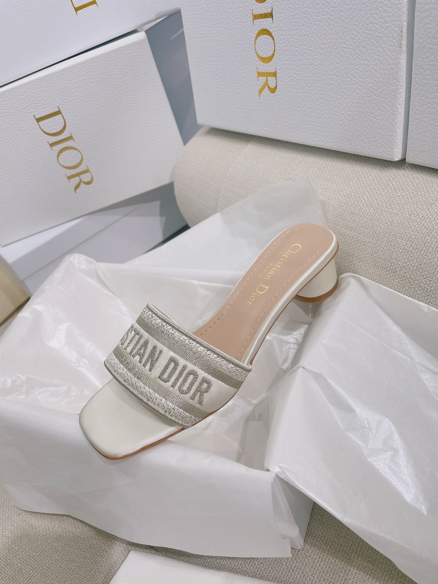 NO:264160,New [Cream White] Dio* CD..Classic Silk Square-toe Dway Metallic Gloss Jacquard Letter Embroidery Christian Cylindrical Heel Low Heel Sandals. The original version is the highest version. ZP comparison is welcome to compare. This Dway mulberry silk cotton jacquard strap sandals incorporates modern style to reinterpret classic items. It is carefully crafted from various satin, embroidered with metallic gloss thread, and the upper is embroidered with Christian D Paris logo embroidered with square toe to highlight the fashionable style. The 3.5 cm cylindrical heel design makes it more exquisite and fashionable. Upper cotton embroidered upper inner insole sheepskin lining sole genuine leather outsole size 35-39 (size 40 can be customized without return) color Xi pink, peony pink, cream white, golden yellow, high-end black, haze gray  Heel height 3.5 cm, complete with CD box, high-end packaging, slippers, dior, slippers, sheepskin, real silk, Leather soles19860909上新【奶油白】Dio* CD ..经典真丝方头Dway金属光泽提花字母刺绣Christian圆柱跟低跟凉拖鞋  原单最高版本,ZP对比做货欢迎任意对比  这款 Dway 桑蚕丝棉质提花带跟凉拖鞋融入现代风格重新诠释经典单品.采用各色缎面精心制作,饰以金属光泽线刺绣,鞋面饰以 Christian D Paris 标志刺绣,搭配方形鞋头彰显时髦风范.3.5 厘米圆柱形鞋跟设计,更显精致时尚.  鞋面棉质刺绣鞋面  内里鞋垫羊皮内里 鞋底真皮大底  size35-39码（40码可定制不退换）  color曦粉色,牡丹粉色,奶油白,金黄色,高端黑色,雾霾灰色  跟高3.5厘米  配CD盒子全套高端包装,拖鞋,dior,slippers,sheepskin,real silk,Leather soles,Women's Shoes