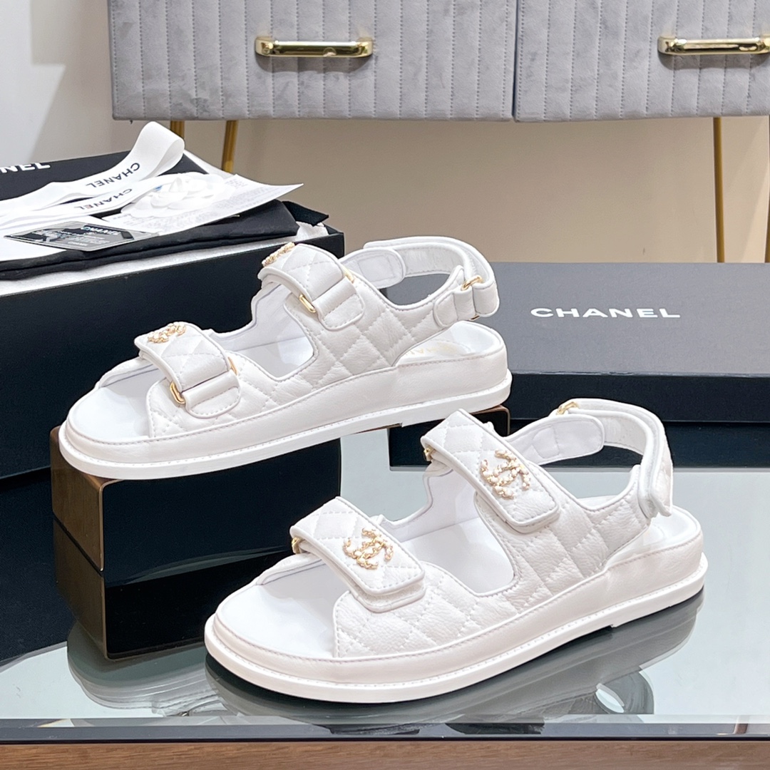 NO:386579,[Latest Series] 25ss Xiaoxiang CHANEL CHANEL counter mainly promotes Velcro beach sandals new color series, which is very beautiful!  Many celebrities are popular with each other, a versatile series that domestic and foreign bloggers have been popular. It is a must-have sandal for spring and summer wardrobe matching. The first choice for sandals. Velcro sandals that must be purchased this year are the simplest and most expensive versatile versatile artifact!  Super attractive!  The latest materials and design elements will be launched every quarter~ Velcro is easy to put on and take off at will, and the fabric is customized with original material upper, the texture is really good, and the foot binding feel is comfortable on the feet. The exquisite and fragrant logo hardware buckle is available in the mold!  Classic is not easy to get out of style!  Imported lambskin inside, thickened Italian leather sole!  size:35-39 (40, 41, 42 custom made without return) Give the latest counter and the latest exquisite packaging, sandals, chanel, chanel, sandals, sheepskin, Leather soles19860909【最新系列】 25ss 小香 CHANEL香奈儿专柜主推魔术贴沙滩凉鞋新色系列上新 美爆了！众多明星网红上脚,国内外博主刷爆的一个百搭系列,春夏衣橱搭配必备 凉鞋首选. 今年必须入手的魔术贴凉鞋,这款是最简单而且最贵的万能百搭神器！超级耐看哟！ 每一季度都会推出最新材质和设计元素～魔术贴轻松随意穿脱 面料订制原版材质鞋面,质感真的很好,上脚有舒适的裹脚感. 开模精致小香的logo五金扣！经典又不容易过时！ 内里进口小羊皮 加厚意大利真皮大底！ size:35-39（40,41,42订做不退换） 送最新专柜最新精美包装,凉鞋,chanel,chanel,sandals,sheepskin,Leather soles,Women's Shoes