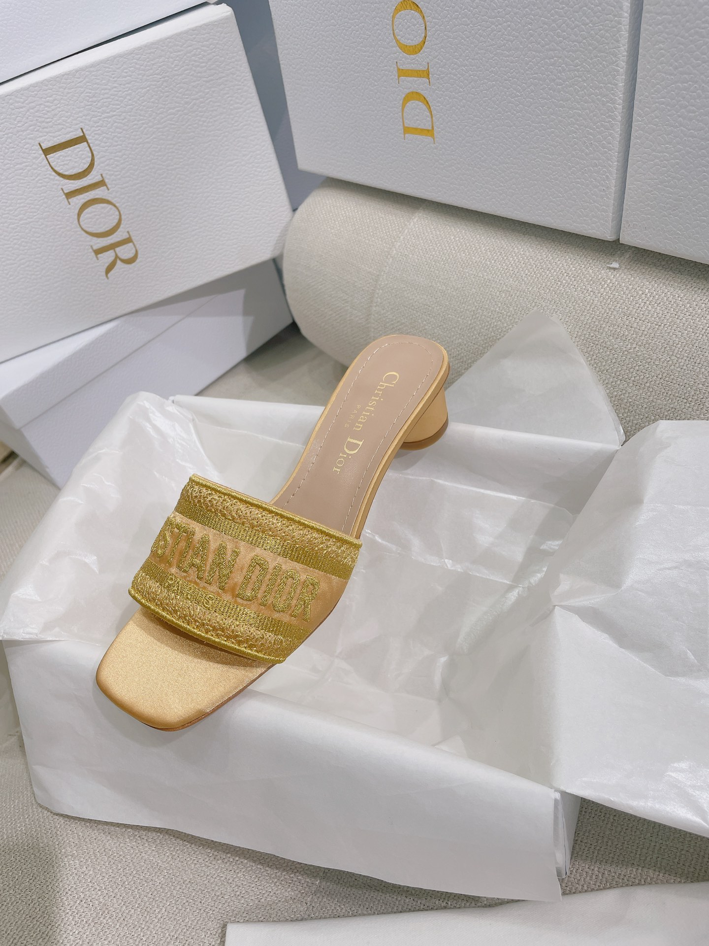 NO:264151,New [Golden] Dio* CD..Classic Silk Square-toe Dway Metallic Jacquard Letter Embroidery Christian Cylindrical Heel Low Heel Sandals. The original version is the highest, ZP comparison and you are welcome to compare it with any comparison. This Dway mulberry silk cotton jacquard strap sandals incorporates modern style to reinterpret classic items. It is carefully crafted from various satin, embroidered with metallic gloss thread, and the upper is embroidered with Christian D Paris logo embroidered with square toe to highlight the fashionable style. The 3.5 cm cylindrical heel design makes it more exquisite and fashionable. Upper cotton embroidered upper inner insole sheepskin lining sole genuine leather outsole size 35-39 (size 40 can be customized without return) color Xi pink, peony pink, cream white, golden yellow, high-end black, haze gray  Heel height 3.5 cm, complete with CD box, high-end packaging, slippers, dior, slippers, sheepskin, real silk, Leather soles19860909上新【金黄色】Dio* CD ..经典真丝方头Dway金属光泽提花字母刺绣Christian圆柱跟低跟凉拖鞋  原单最高版本,ZP对比做货欢迎任意对比  这款 Dway 桑蚕丝棉质提花带跟凉拖鞋融入现代风格重新诠释经典单品.采用各色缎面精心制作,饰以金属光泽线刺绣,鞋面饰以 Christian D Paris 标志刺绣,搭配方形鞋头彰显时髦风范.3.5 厘米圆柱形鞋跟设计,更显精致时尚.  鞋面棉质刺绣鞋面  内里鞋垫羊皮内里 鞋底真皮大底  size35-39码（40码可定制不退换）  color曦粉色,牡丹粉色,奶油白,金黄色,高端黑色,雾霾灰色  跟高3.5厘米  配CD盒子全套高端包装,拖鞋,dior,slippers,sheepskin,real silk,Leather soles,Women's Shoes