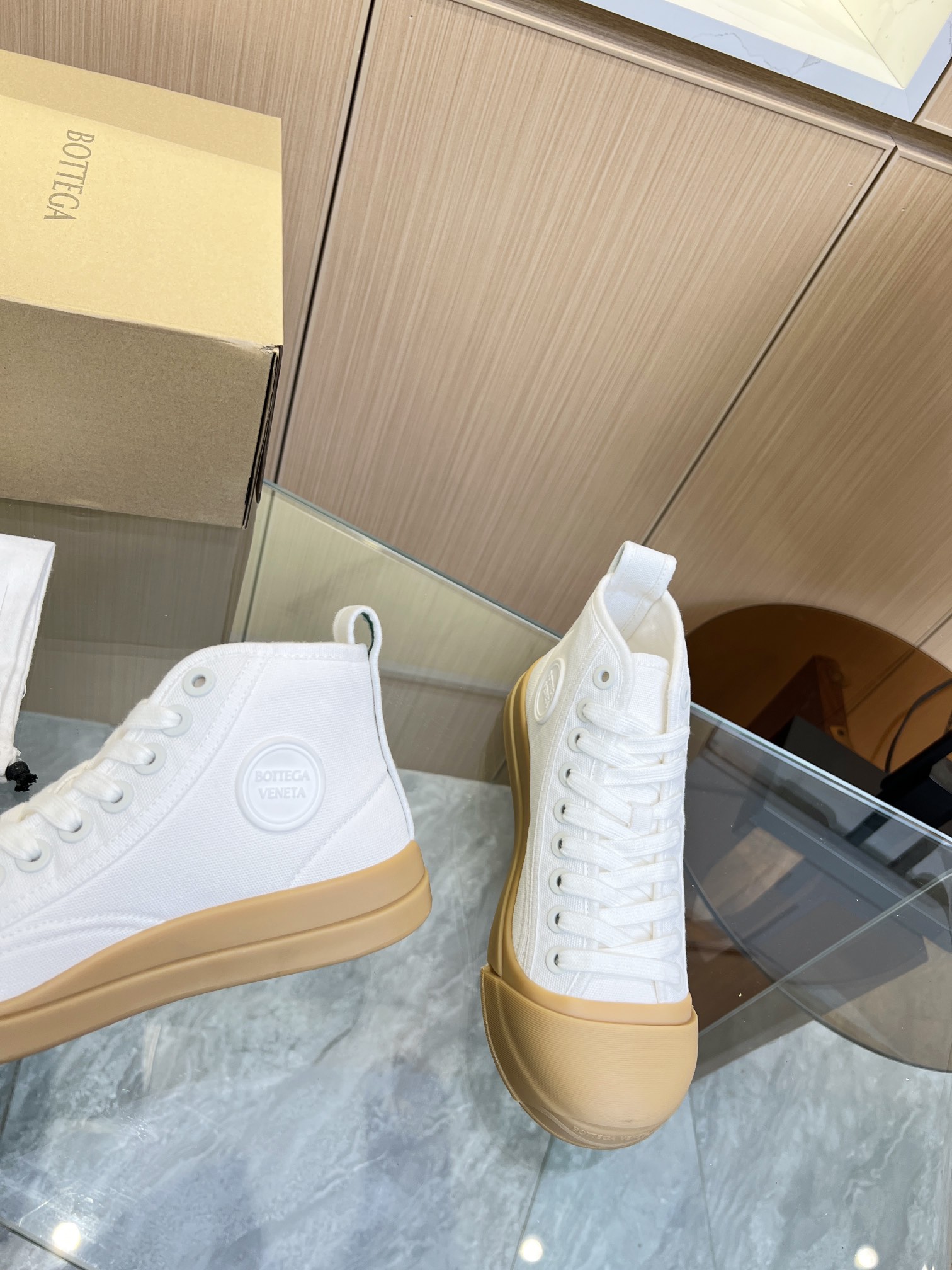 NO:348875,Real price Bottega Veneta Baodie home textile casual shoes. It looks so beautiful when worn. Simple and versatile. The thick toe is very prominent. It can be suitable for spring outfits with various pants. There is also a classic BV green color. The material is completely consistent. The upper is imported Ridilong cotton. The sole: original TPU sole. Floor pad: A-grade cowhide. Size 35-40. Men's 39-45., bottega veneta, bottega veneta, bottega veneta, cowhide19860909实价 Bottega Veneta 葆蝶家纺布休闲鞋 上脚真的太好看了 简约又百搭,厚厚的鞋头很突造型 搭配各种裤型都能别适合春季穿搭 还有经典的bv绿配色 材质完全对版 鞋面内里迪龙进口棉 大底:原版TPU大底 垫脚:A级牛皮 码数35-40码 男39-45,,bottega veneta,bottega veneta,bottega veneta,cowhide,Men's shoes