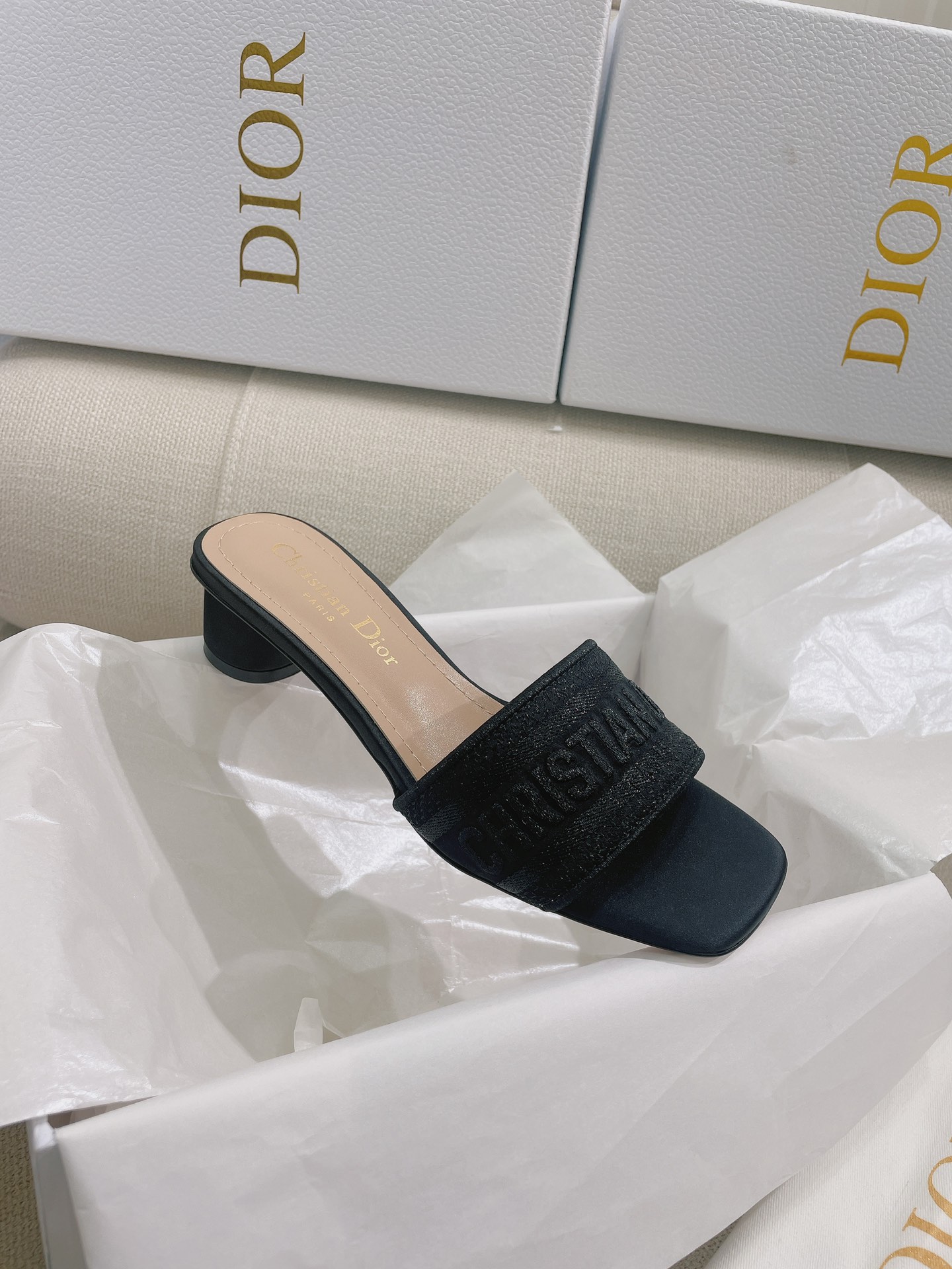 NO:264154,New [Black] Dio* CD.. Classic Silk Square Toe Dway Metallic Gloss Jacquard Letter Embroidery Christian Cylindrical Heel Low Heel Sandals. The original version is the highest, ZP comparison and you are welcome to compare it with any comparison. This Dway mulberry silk cotton jacquard strap sandals incorporates modern style to reinterpret classic items. It is carefully crafted from various satin, embroidered with metallic gloss thread, and the upper is embroidered with Christian D Paris logo embroidered with square toe to highlight the fashionable style. The 3.5 cm cylindrical heel design makes it more exquisite and fashionable. Upper cotton embroidered upper inner insole sheepskin lining sole genuine leather outsole size 35-39 (size 40 can be customized without return) color Xi pink, peony pink, cream white, golden yellow, high-end black, haze gray  Heel height 3.5 cm, complete with CD box, high-end packaging, slippers, dior, slippers, sheepskin, real silk, Leather soles19860909上新【黑色】Dio* CD ..经典真丝方头Dway金属光泽提花字母刺绣Christian圆柱跟低跟凉拖鞋  原单最高版本,ZP对比做货欢迎任意对比  这款 Dway 桑蚕丝棉质提花带跟凉拖鞋融入现代风格重新诠释经典单品.采用各色缎面精心制作,饰以金属光泽线刺绣,鞋面饰以 Christian D Paris 标志刺绣,搭配方形鞋头彰显时髦风范.3.5 厘米圆柱形鞋跟设计,更显精致时尚.  鞋面棉质刺绣鞋面  内里鞋垫羊皮内里 鞋底真皮大底  size35-39码（40码可定制不退换）  color曦粉色,牡丹粉色,奶油白,金黄色,高端黑色,雾霾灰色  跟高3.5厘米  配CD盒子全套高端包装,拖鞋,dior,slippers,sheepskin,real silk,Leather soles,Women's Shoes