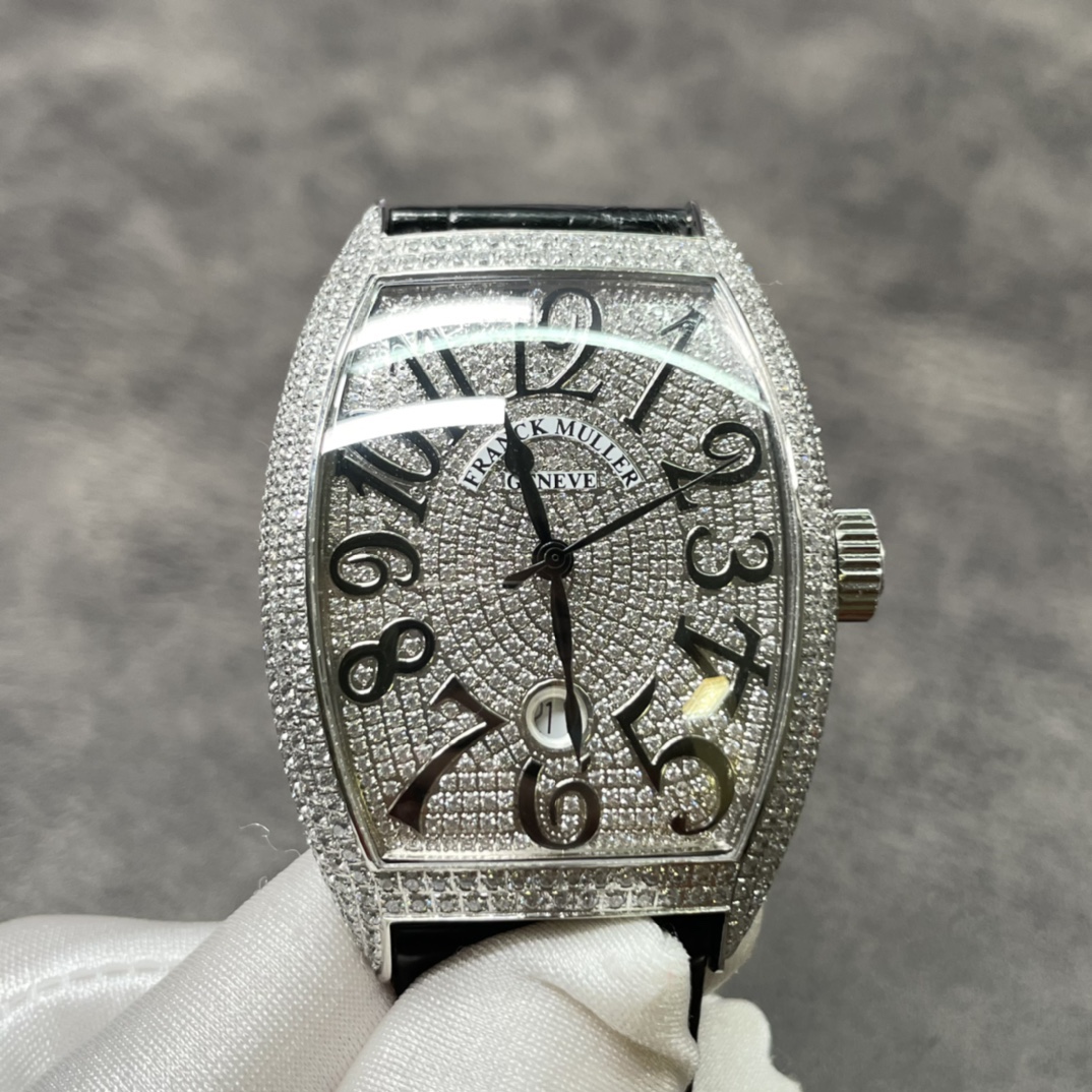 Lacoste Franck Muller 法兰克穆勒满钻 男款 FM 法穆兰 Casablanca系列 8880 B SC DT自动机械腕表 酒桶形精钢抛光表壳 穹型蓝宝石镜面 镜面与表壳完美拼合 镶嵌施华洛世奇水晶表盘 日历窗口镶嵌放大镜 日本西铁城2824自动机械机芯 客户定制美洲鳄鱼皮表带 针扣