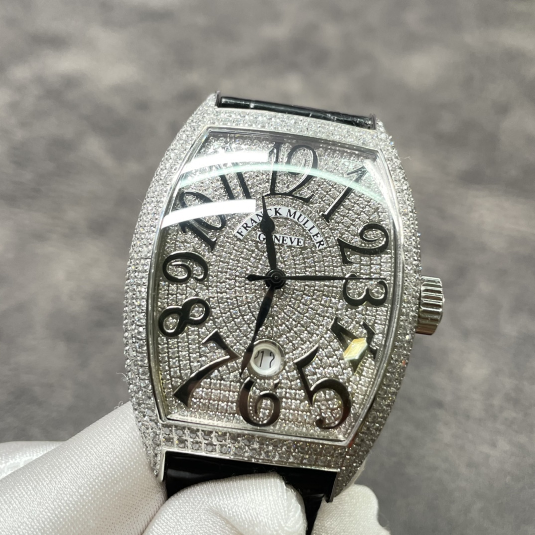 Lacoste Franck Muller 法兰克穆勒满钻 男款 FM 法穆兰 Casablanca系列 8880 B SC DT自动机械腕表 酒桶形精钢抛光表壳 穹型蓝宝石镜面 镜面与表壳完美拼合 镶嵌施华洛世奇水晶表盘 日历窗口镶嵌放大镜 日本西铁城2824自动机械机芯 客户定制美洲鳄鱼皮表带 针扣