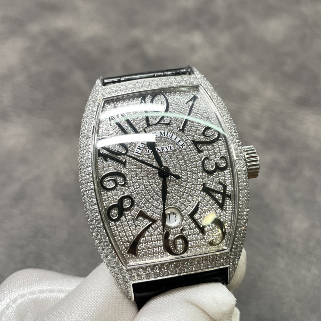 Lacoste Franck Muller 法兰克穆勒满钻 男款 FM 法穆兰 Casablanca系列 8880 B SC DT自动机械腕表 酒桶形精钢抛光表壳 穹型蓝宝石镜面 镜面与表壳完美拼合 镶嵌施华洛世奇水晶表盘 日历窗口镶嵌放大镜 日本西铁城2824自动机械机芯 客户定制美洲鳄鱼皮表带 针扣