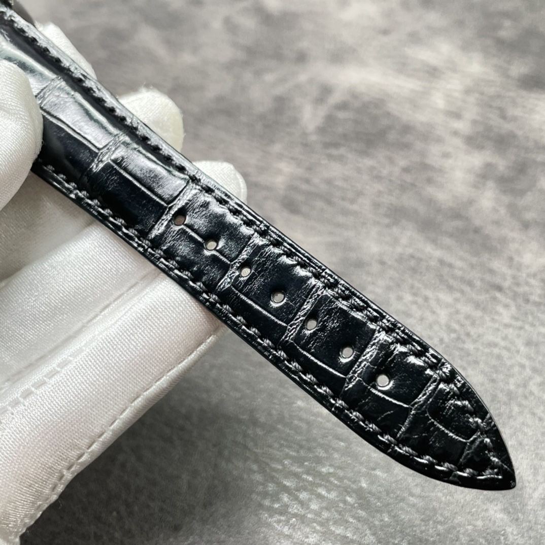 Lacoste Franck Muller 法兰克穆勒满钻 男款 FM 法穆兰 Casablanca系列 8880 B SC DT自动机械腕表 酒桶形精钢抛光表壳 穹型蓝宝石镜面 镜面与表壳完美拼合 镶嵌施华洛世奇水晶表盘 日历窗口镶嵌放大镜 日本西铁城2824自动机械机芯 客户定制美洲鳄鱼皮表带 针扣