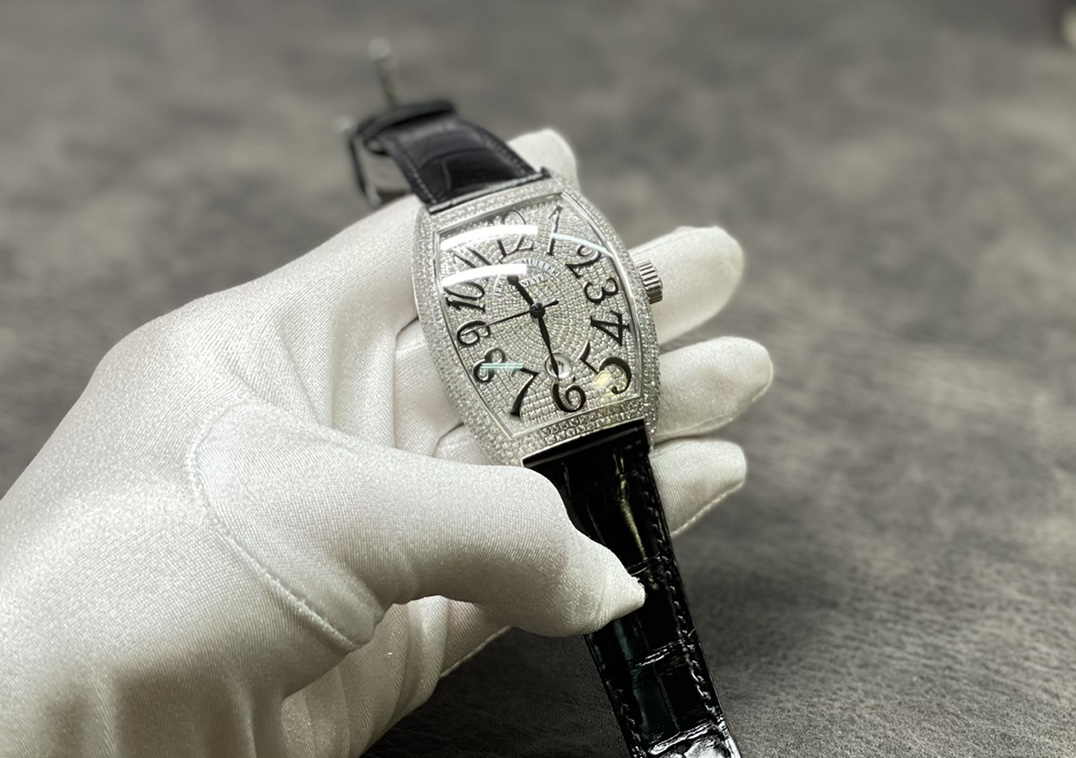 Lacoste Franck Muller 法兰克穆勒满钻 男款 FM 法穆兰 Casablanca系列 8880 B SC DT自动机械腕表 酒桶形精钢抛光表壳 穹型蓝宝石镜面 镜面与表壳完美拼合 镶嵌施华洛世奇水晶表盘 日历窗口镶嵌放大镜 日本西铁城2824自动机械机芯 客户定制美洲鳄鱼皮表带 针扣