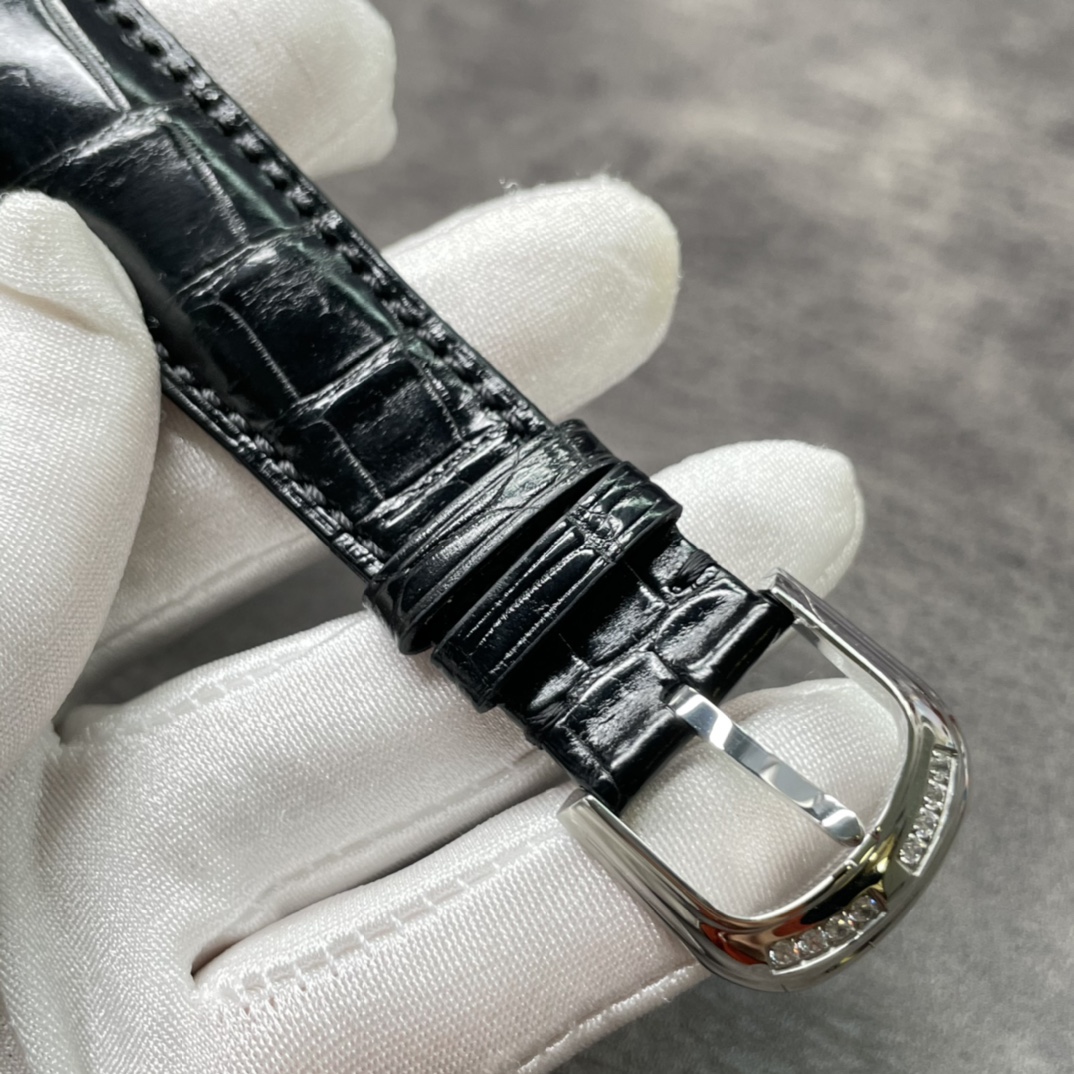 Lacoste Franck Muller 法兰克穆勒满钻 男款 FM 法穆兰 Casablanca系列 8880 B SC DT自动机械腕表 酒桶形精钢抛光表壳 穹型蓝宝石镜面 镜面与表壳完美拼合 镶嵌施华洛世奇水晶表盘 日历窗口镶嵌放大镜 日本西铁城2824自动机械机芯 客户定制美洲鳄鱼皮表带 针扣