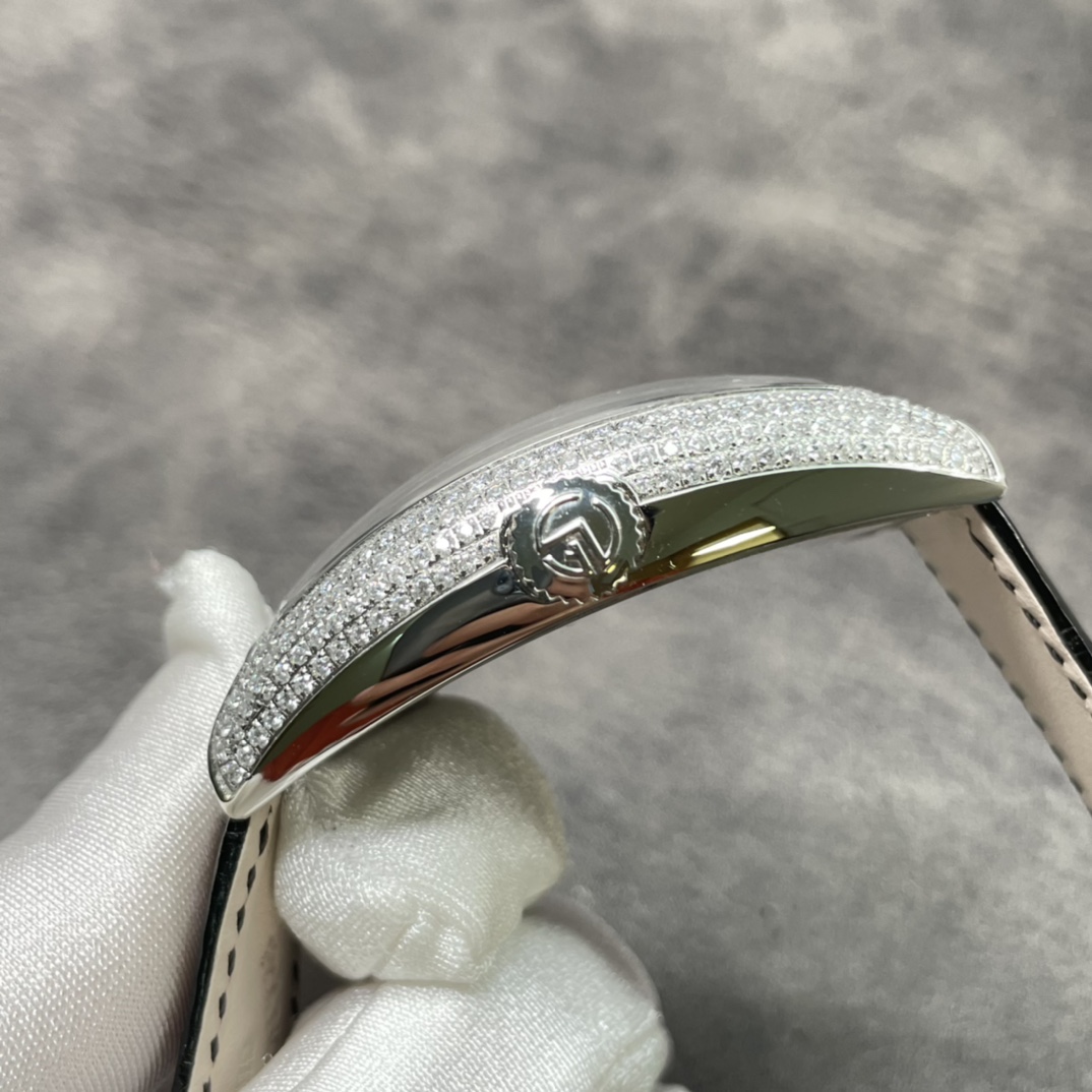 Lacoste Franck Muller 法兰克穆勒满钻 男款 FM 法穆兰 Casablanca系列 8880 B SC DT自动机械腕表 酒桶形精钢抛光表壳 穹型蓝宝石镜面 镜面与表壳完美拼合 镶嵌施华洛世奇水晶表盘 日历窗口镶嵌放大镜 日本西铁城2824自动机械机芯 客户定制美洲鳄鱼皮表带 针扣