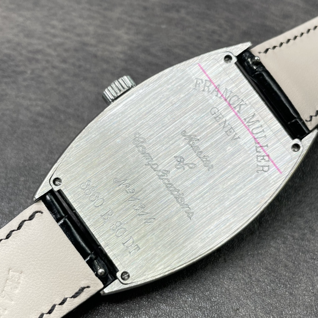 Lacoste Franck Muller 法兰克穆勒满钻 男款 FM 法穆兰 Casablanca系列 8880 B SC DT自动机械腕表 酒桶形精钢抛光表壳 穹型蓝宝石镜面 镜面与表壳完美拼合 镶嵌施华洛世奇水晶表盘 日历窗口镶嵌放大镜 日本西铁城2824自动机械机芯 客户定制美洲鳄鱼皮表带 针扣