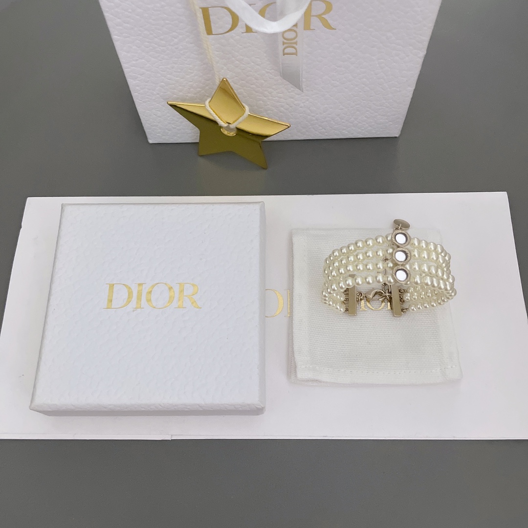 💰320【我们出品【D 多镜面双层珍珠手链】 Z 6200，太绝太美太仙啦❗️一眼心动的设计！墙裂安利！，配包装！d超级少见的风格🤩四层珍珠设计！比较宽版的设计感！上手更显手腕纤细🤩独特的镜面小配件设计！质感拉满！非常特别！爱了爱了😍超级经典百搭！精致又耐看！Oh my gosh，仙女本尊这个是，太太太好看了，上身仙气十足，虽然看似简单的款式，做工一点都不简单！特别定制的各种配件！定制的发青施华洛珍珠，超特别！颗颗光泽度绝佳！细节满满💗我们出品可以说完完全全就是Z的节奏，😂😂实在是太太太会帮你们省钱了[机智][机智]同系列项链！耳钉耳环同步上新！墙裂推荐一套入！