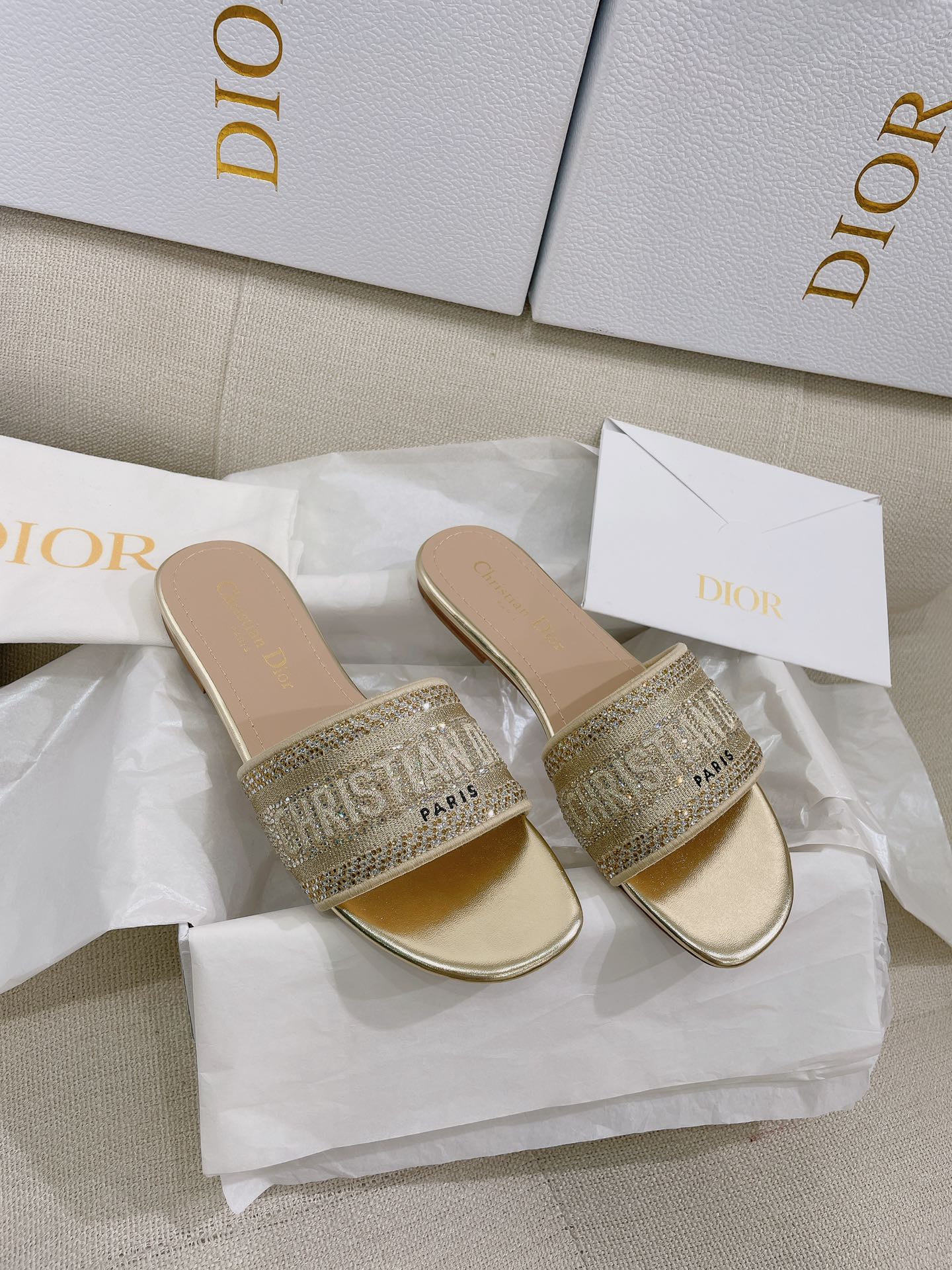 NO:264138,New [Champagne-colored metal leather] Dio* CD.. Classic metal patent leather Dway Swarovski Rhinestone Christian letter jacquard embroidered round-toed flat sandals. The original version is the highest, Z comparison and you are welcome to compare it at will. This Dway cotton lace-heeled sandals are from the CD series, integrating modern style to reinterpret classic items. It is carefully crafted with elegant tones of cotton fabrics, decorated with metallic gloss thread embroidery and Swarovski crystal iron diamonds. The embroidered upper is decorated with Christian D aris logo, which is recognizable and shows personality, adding a fashionable style to various shapes. The lucky star symbol is engraved in the same-toned genuine leather sole to make it more exquisite!   Upper cotton embroidered upper inner lining insole sheepskin lining sole top high-end full leather outsole size 35-39 size (40 sizes can be customized without return) color multi-color high-flat sole with CD box full set of high-end packaging .0, slippers, dior, slippers, sheepskin, Leather soles19860909上新【香槟色金属皮】Dio* CD ..经典金属漆皮Dway施华洛水钻Christian字母提花刺绣圆头平底凉拖鞋  原单最高版本,Z对比做货欢迎任意对比  这款 Dway 棉质带跟凉拖来自CD 系列,融入现代风格重新诠释经典单品.采用优雅的色调棉质面料精心制作,饰以金属光泽线刺绣和施华洛水晶烫钻装饰.刺绣鞋面饰以 Christian D aris 标志,富有辨识度,彰显个性,为各式造型增添时尚风格,同色调真皮鞋底镌刻幸运星符号更显精致！  鞋面棉质刺绣鞋面  内里鞋垫羊皮内里 鞋底顶级高端全真皮大底  size35-39码（40码可定制不退换）  color多色  跟高平底  配CD盒子全套高端包装  .0,拖鞋,dior,slippers,sheepskin,Leather soles,Women's Shoes