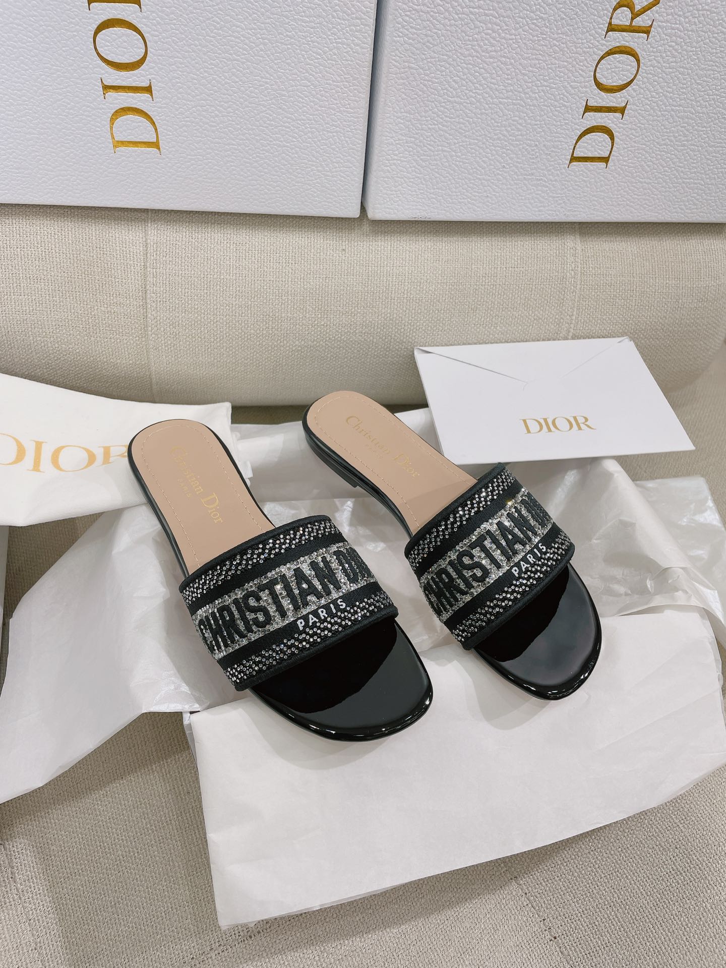 NO:264164,New [Black Patent Leather] Dio* CD.. Classic metal patent leather Dway Swarovski Rhinestone Christian alphabet jacquard embroidered round-toed flat sandals. The original version is the highest, Z comparison is welcome to compare any comparison. This Dway cotton heel sandals come from the CD series, integrating modern style to reinterpret classic items. It is carefully crafted with elegant tones of cotton fabrics, decorated with metallic gloss thread embroidery and Swarovski crystal iron diamonds. The embroidered upper is decorated with Christian D aris logo, which is recognizable and shows personality, adding a fashionable style to various shapes. The lucky star symbol is engraved in the same-toned genuine leather sole to make it more exquisite!   Upper cotton embroidered upper inner lining insole sheepskin lining sole top high-end full leather outsole size 35-39 size (40 sizes can be customized without return) color multi-color high flat sole with CD box full set of high-end packaging .0, slippers, dior, slippers, sheepskin, Leather soles19860909上新【黑漆皮】Dio* CD ..经典金属漆皮Dway施华洛水钻Christian字母提花刺绣圆头平底凉拖鞋  原单最高版本,Z对比做货欢迎任意对比  这款 Dway 棉质带跟凉拖来自CD 系列,融入现代风格重新诠释经典单品.采用优雅的色调棉质面料精心制作,饰以金属光泽线刺绣和施华洛水晶烫钻装饰.刺绣鞋面饰以 Christian D aris 标志,富有辨识度,彰显个性,为各式造型增添时尚风格,同色调真皮鞋底镌刻幸运星符号更显精致！  鞋面棉质刺绣鞋面  内里鞋垫羊皮内里 鞋底顶级高端全真皮大底  size35-39码（40码可定制不退换）  color多色  跟高平底  配CD盒子全套高端包装  .0,拖鞋,dior,slippers,sheepskin,Leather soles,Women's Shoes