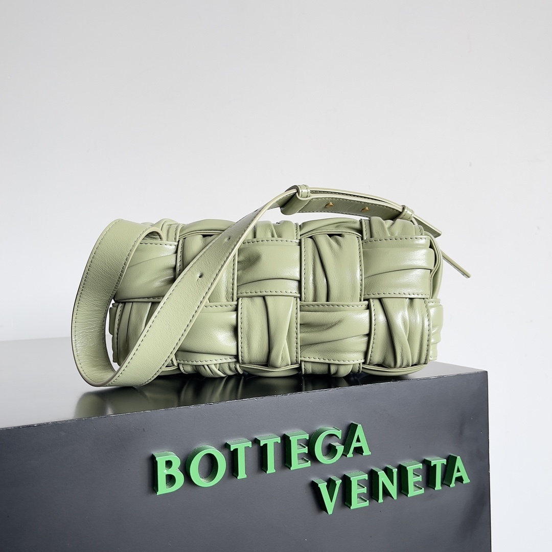 包控必入周雨彤米卡近期都在背的BV新款BottegaVeneta2022秋冬作为新任创意总监Matthi