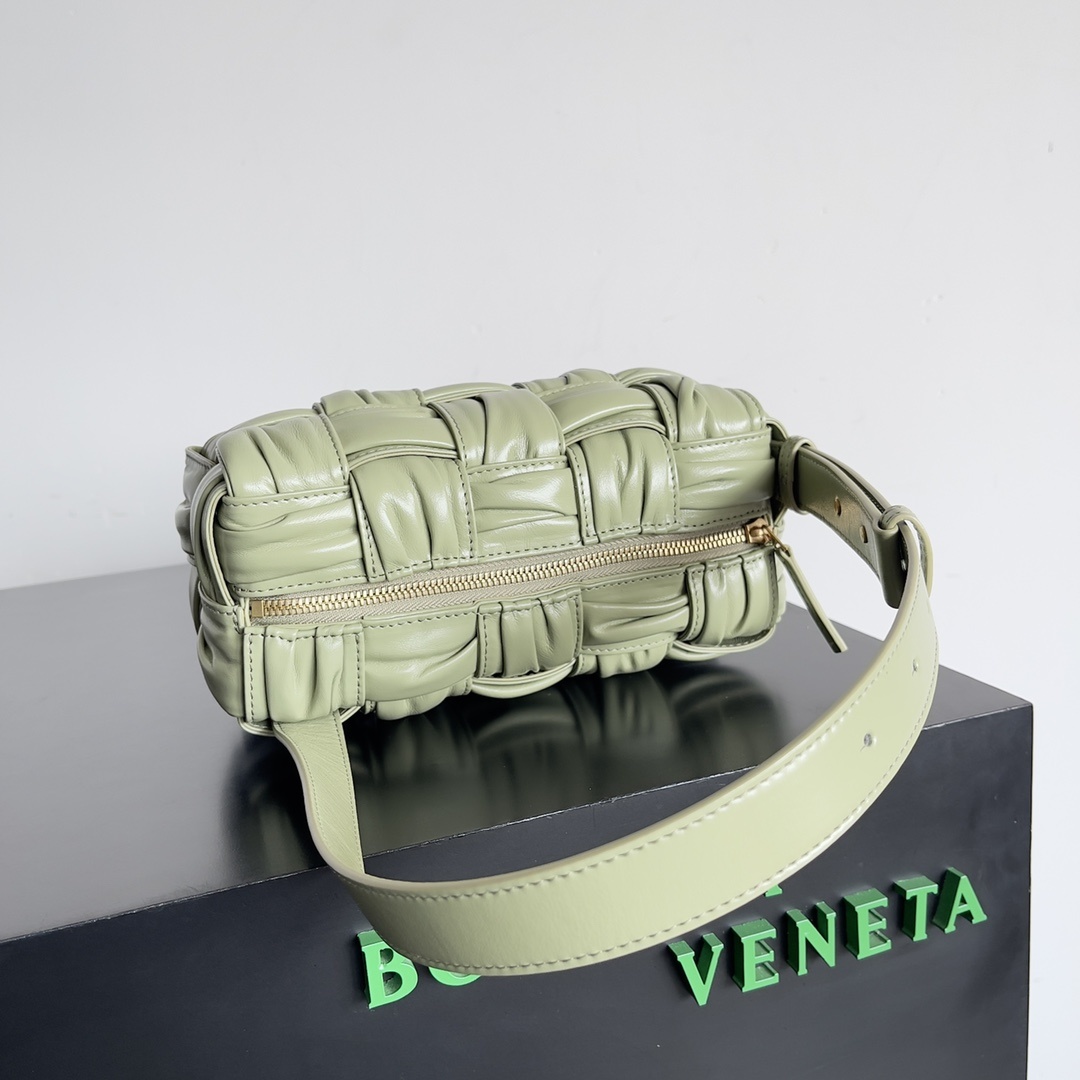 包控必入周雨彤米卡近期都在背的BV新款BottegaVeneta2022秋冬作为新任创意总监Matthi