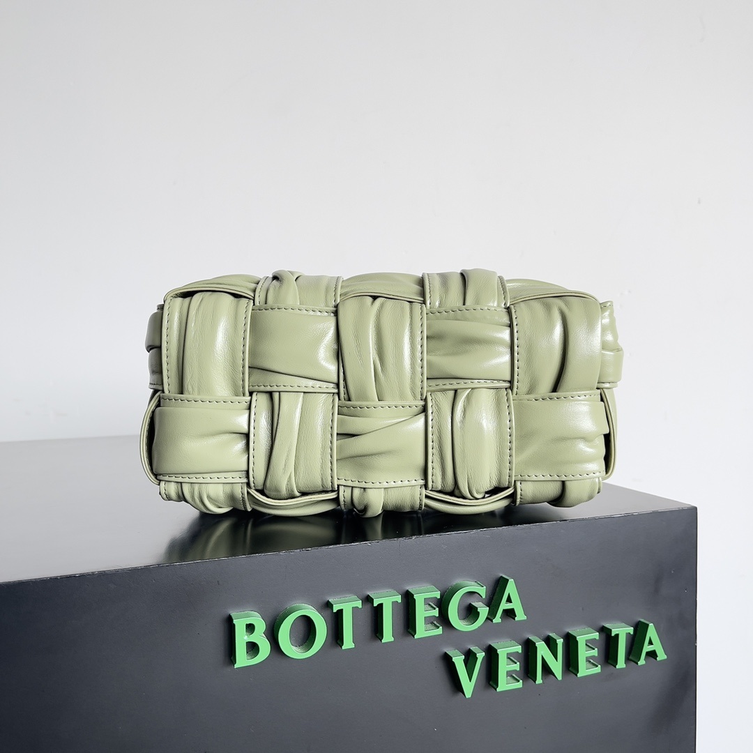 包控必入周雨彤米卡近期都在背的BV新款BottegaVeneta2022秋冬作为新任创意总监Matthi