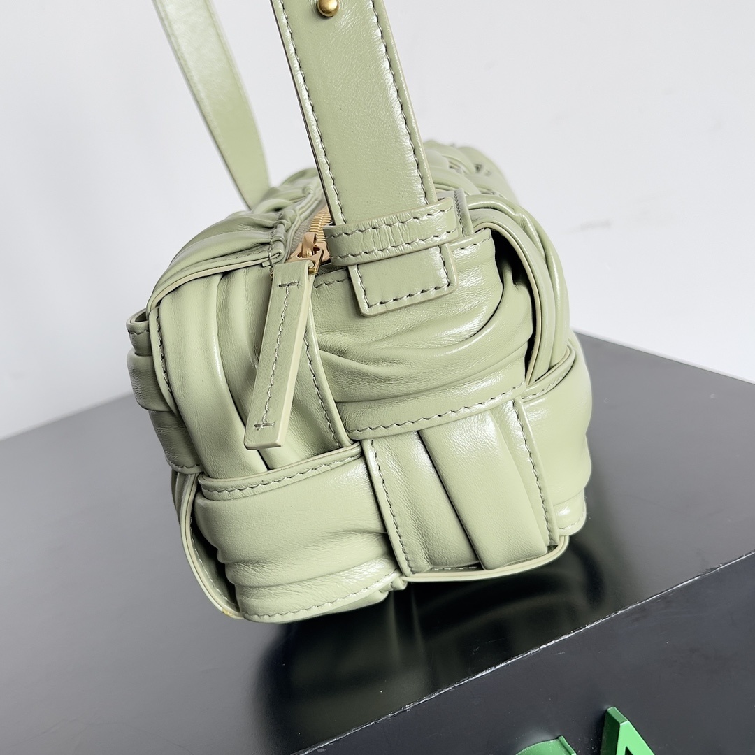 包控必入周雨彤米卡近期都在背的BV新款BottegaVeneta2022秋冬作为新任创意总监Matthi