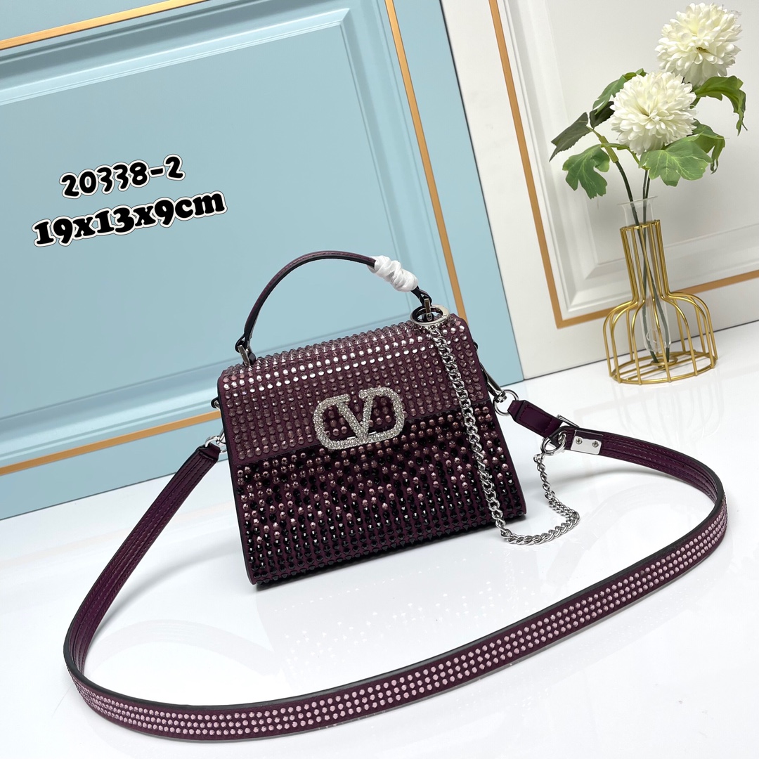 新品【配礼盒】🎁Valentino Garavani VSLING 迷你手提包，通体覆满施华洛世奇®仿水