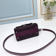 新品【配礼盒】🎁Valentino Garavani VSLING 迷你手提包,通体覆满施华洛世奇®仿水 新品【配礼盒】🎁Valentino Garavani VSLING 迷你手提包,通体覆满施华洛世奇®仿水