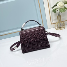 新品【配礼盒】🎁Valentino Garavani VSLING 迷你手提包,通体覆满施华洛世奇®仿水 新品【配礼盒】🎁Valentino Garavani VSLING 迷你手提包,通体覆满施华洛世奇®仿水