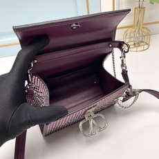 新品【配礼盒】🎁Valentino Garavani VSLING 迷你手提包,通体覆满施华洛世奇®仿水 新品【配礼盒】🎁Valentino Garavani VSLING 迷你手提包,通体覆满施华洛世奇®仿水