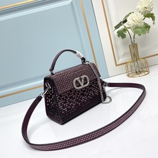 新品【配礼盒】🎁Valentino Garavani VSLING 迷你手提包,通体覆满施华洛世奇®仿水 新品【配礼盒】🎁Valentino Garavani VSLING 迷你手提包,通体覆满施华洛世奇®仿水