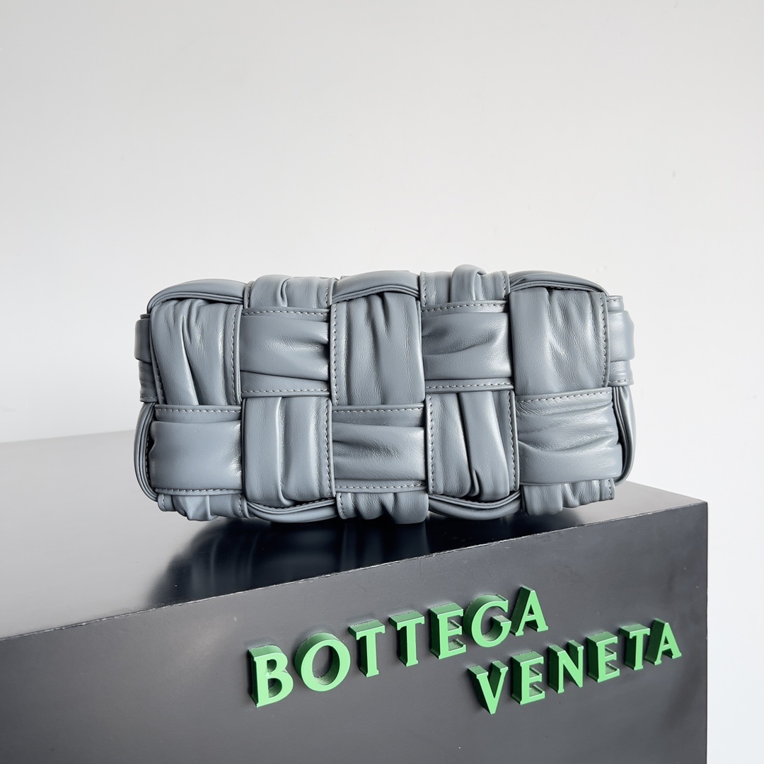 包控必入周雨彤米卡近期都在背的BV新款BottegaVeneta2022秋冬作为新任创意总监Matthi