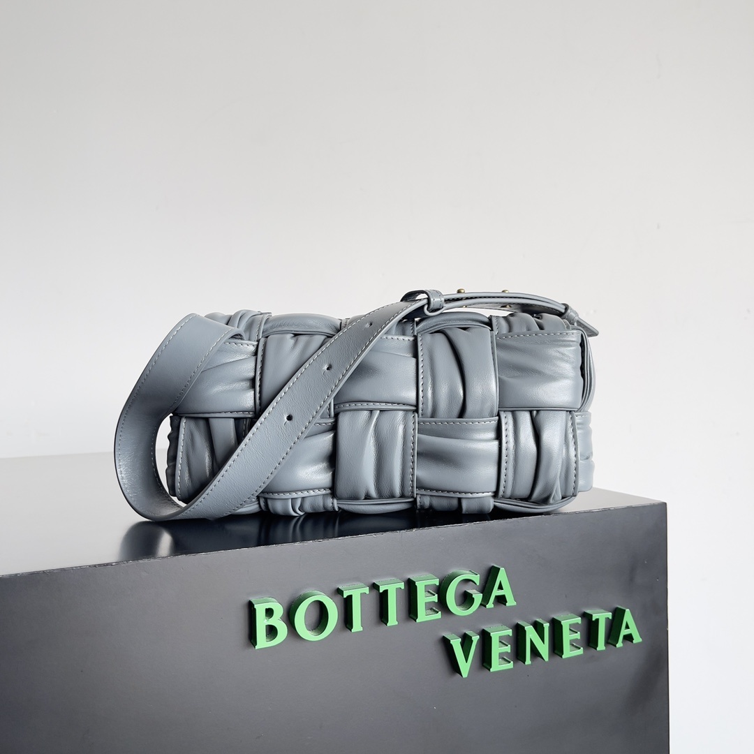 包控必入周雨彤米卡近期都在背的BV新款BottegaVeneta2022秋冬作为新任创意总监Matthi