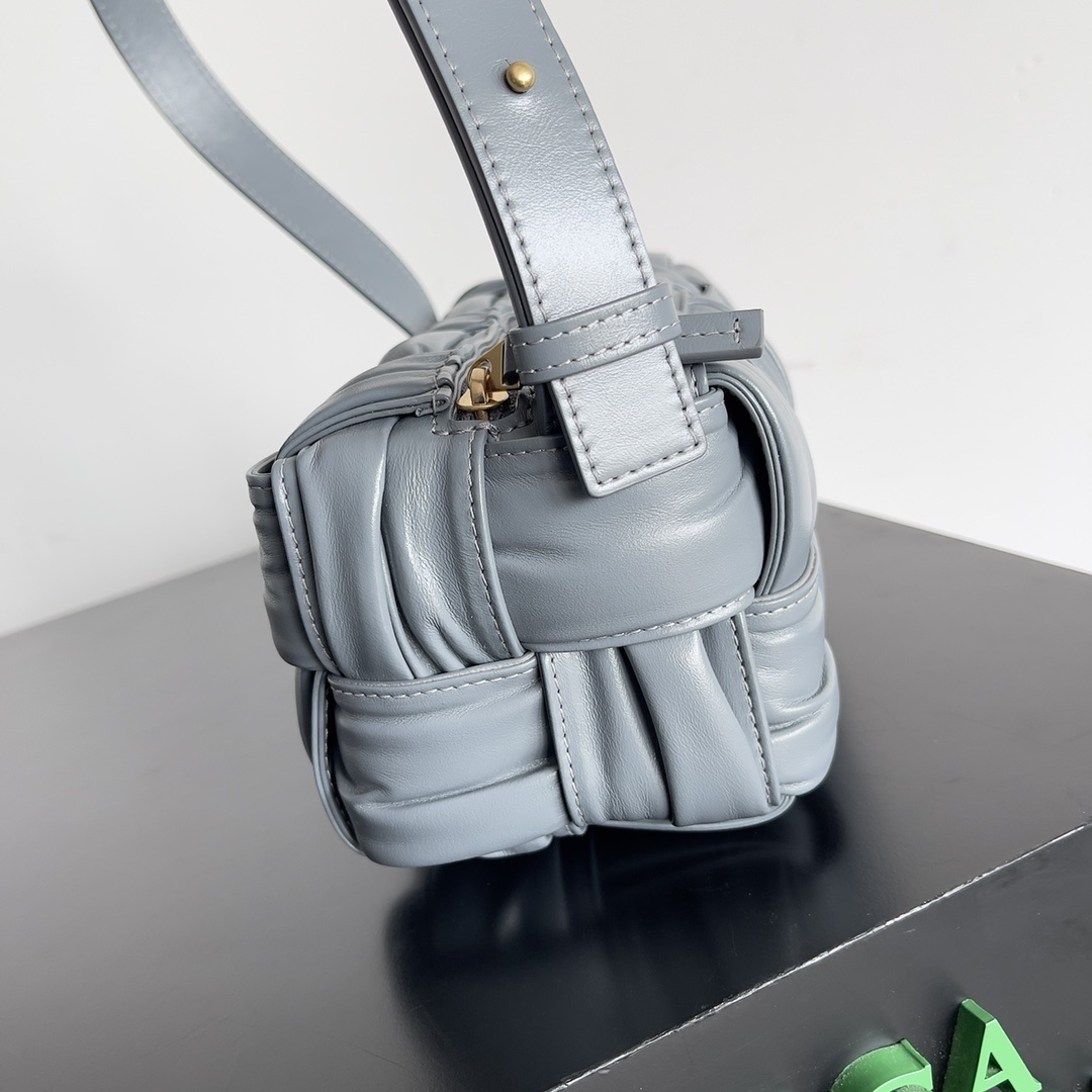包控必入周雨彤米卡近期都在背的BV新款BottegaVeneta2022秋冬作为新任创意总监Matthi