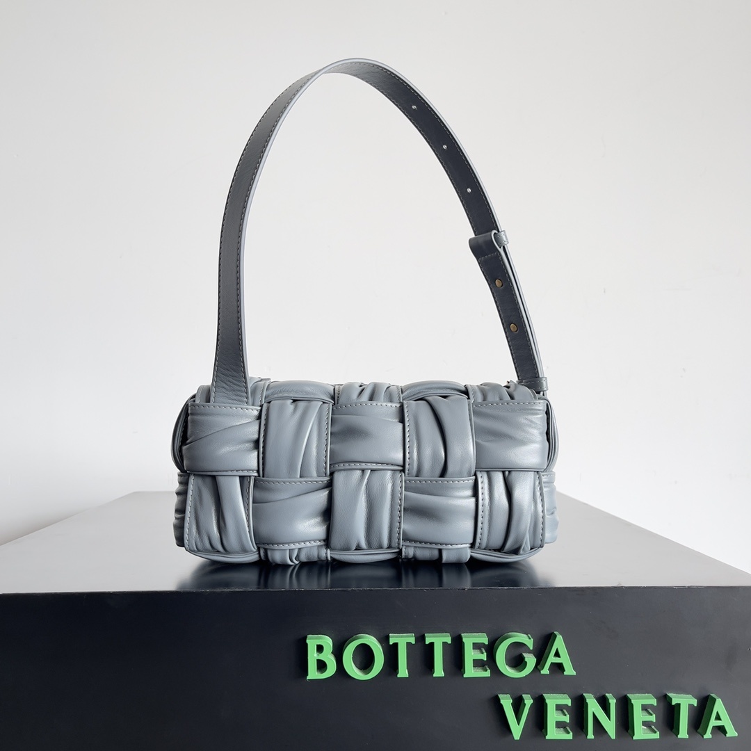 包控必入周雨彤米卡近期都在背的BV新款BottegaVeneta2022秋冬作为新任创意总监Matthi
