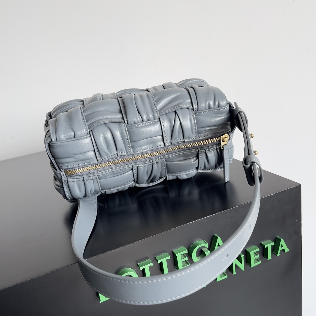 包控必入周雨彤米卡近期都在背的BV新款BottegaVeneta2022秋冬作为新任创意总监Matthi