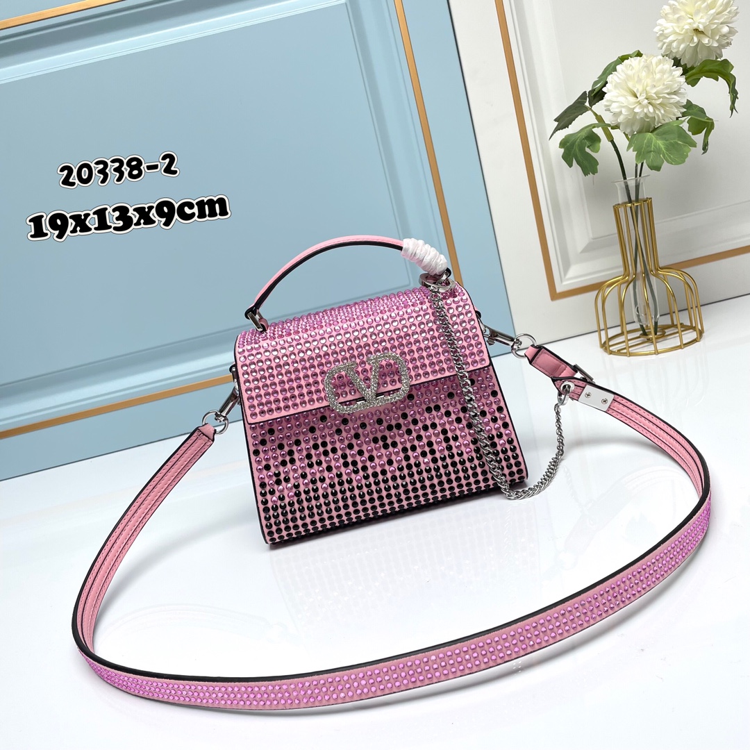 【配礼盒】🎁Valentino Garavani VSLING 迷你手提包，通体覆满施华洛世奇®仿水晶，