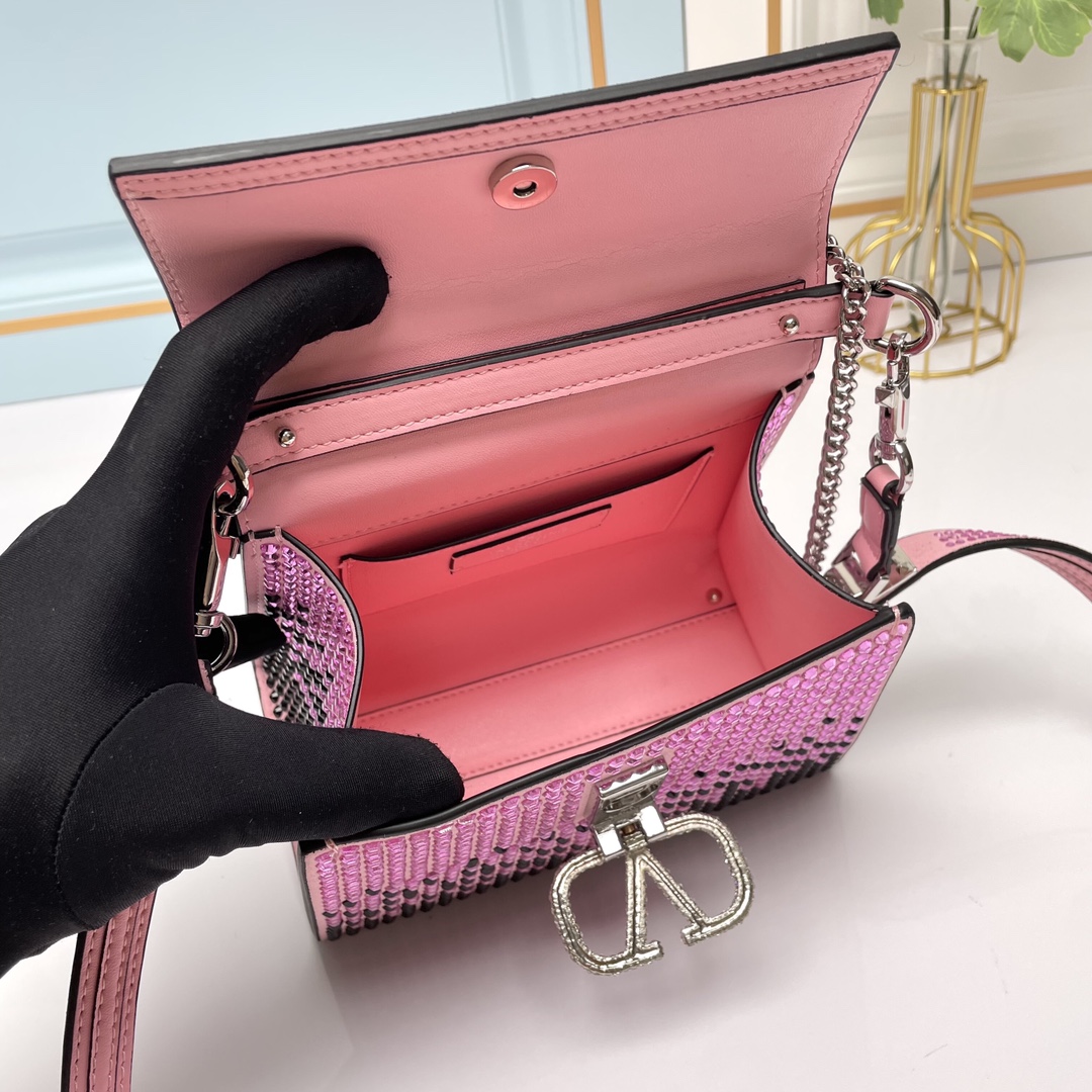 【配礼盒】🎁Valentino Garavani VSLING 迷你手提包，通体覆满施华洛世奇®仿水晶，