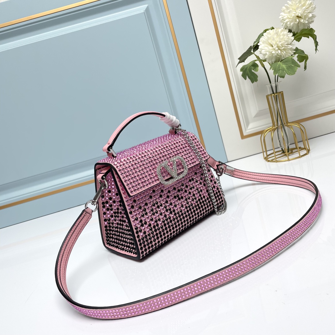 【配礼盒】🎁Valentino Garavani VSLING 迷你手提包，通体覆满施华洛世奇®仿水晶，