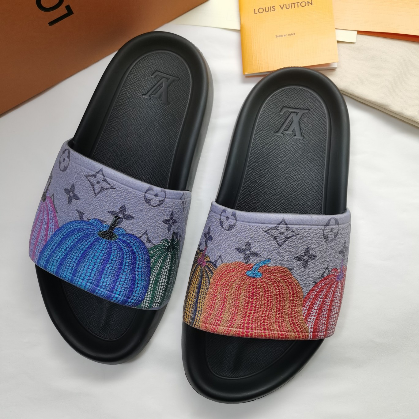 NO:275317,LV Donkey Brand Couple Slippers High-end Brand Official Website 1:1 Latest masterpiece original mold customization, latest 5D printing technology, upgraded version of the sole, lighter and non-slip. The top quality of the market, simple and tasteful, must-have for trendy people, fashion is right under your feet, full of confidence, the season for the same summer slippers in the counter is here. Size 35-45,, louis vuitton, louis vuitton, slippers19860909LV 驴牌 情侣款拖鞋高端品牌 官网1:1最新力作原版开模定制,最新5D打印工艺 升级版大底,更轻便,防滑.市场顶级品质,简单不失品味,潮人必备,时尚就在脚下,自信满满,专柜同款夏季拖鞋的季节来了.码35-45,,louis vuitton,louis vuitton,slippers,Men's shoes