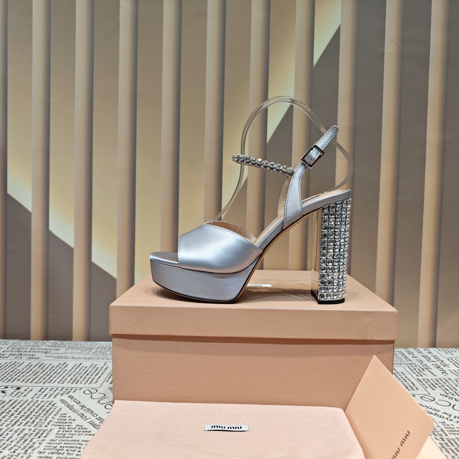 NO:236189,MiUMiU2025SS latest model, original board mold opening abroad, heel height 12.5cm, water table 2.5cm, original board last adjustment, foot feel and lines are perfect, imported high-end silk, inner lining, foot pad sheepskin, six colors, large sole, counter copy, size 35-41, complete package, high heels, sandals, miumiu, sandals, high heels, sheepskin, Leather soles19860909MiUMiU2025SS最新款 国外供原板开模 跟高12.5cm 水台2.5cm 原板调楦 脚感线条都非常完美  面料进口高级丝绸  内里 垫脚羊皮 颜色六个颜色 大底真皮大底 专柜复制 码数35-41码  配全套包装,高跟鞋凉鞋,miumiu,sandals,high heels,sheepskin,Leather soles,Women's Shoes